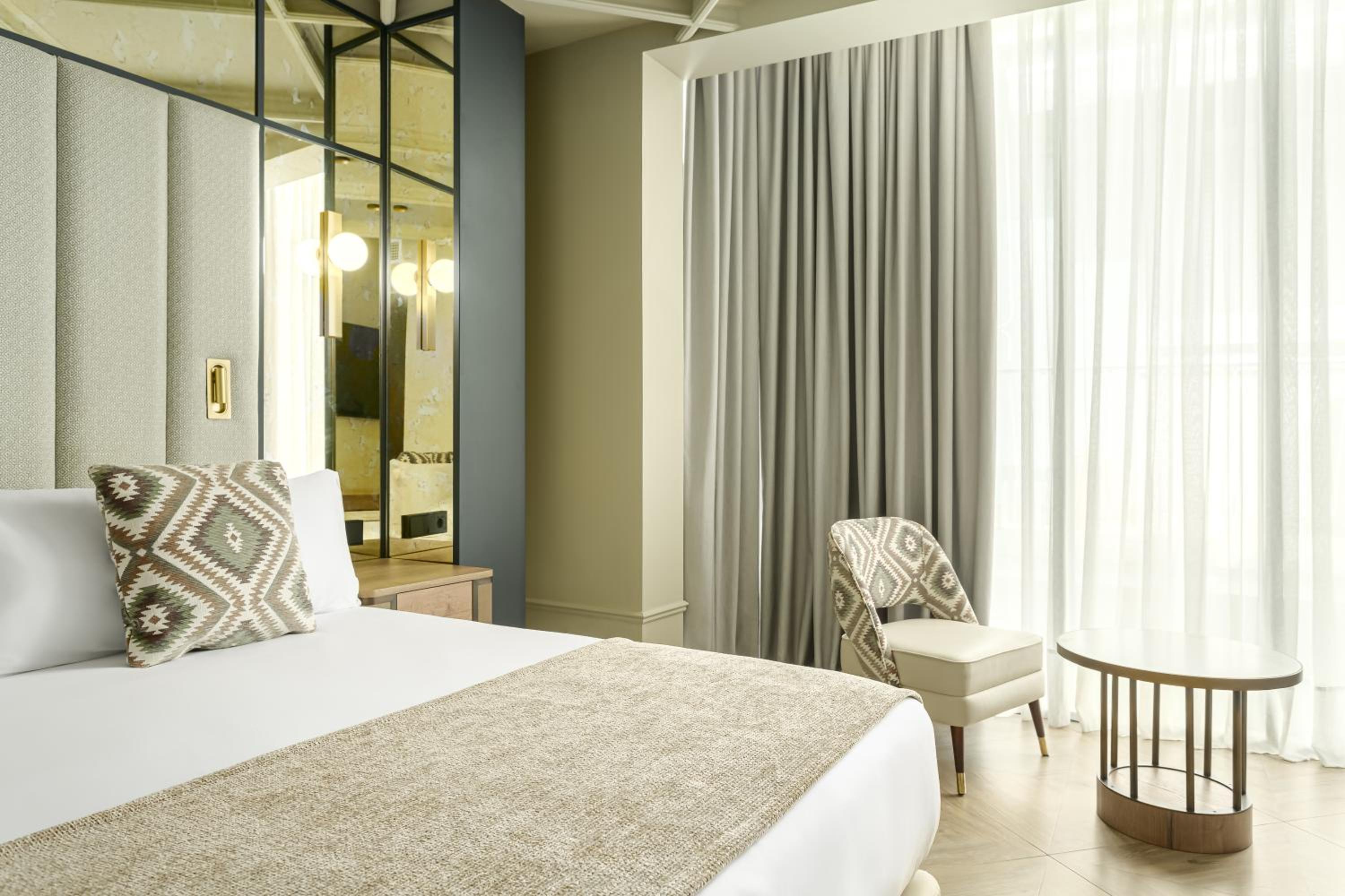 Deluxe Room - Photo 4