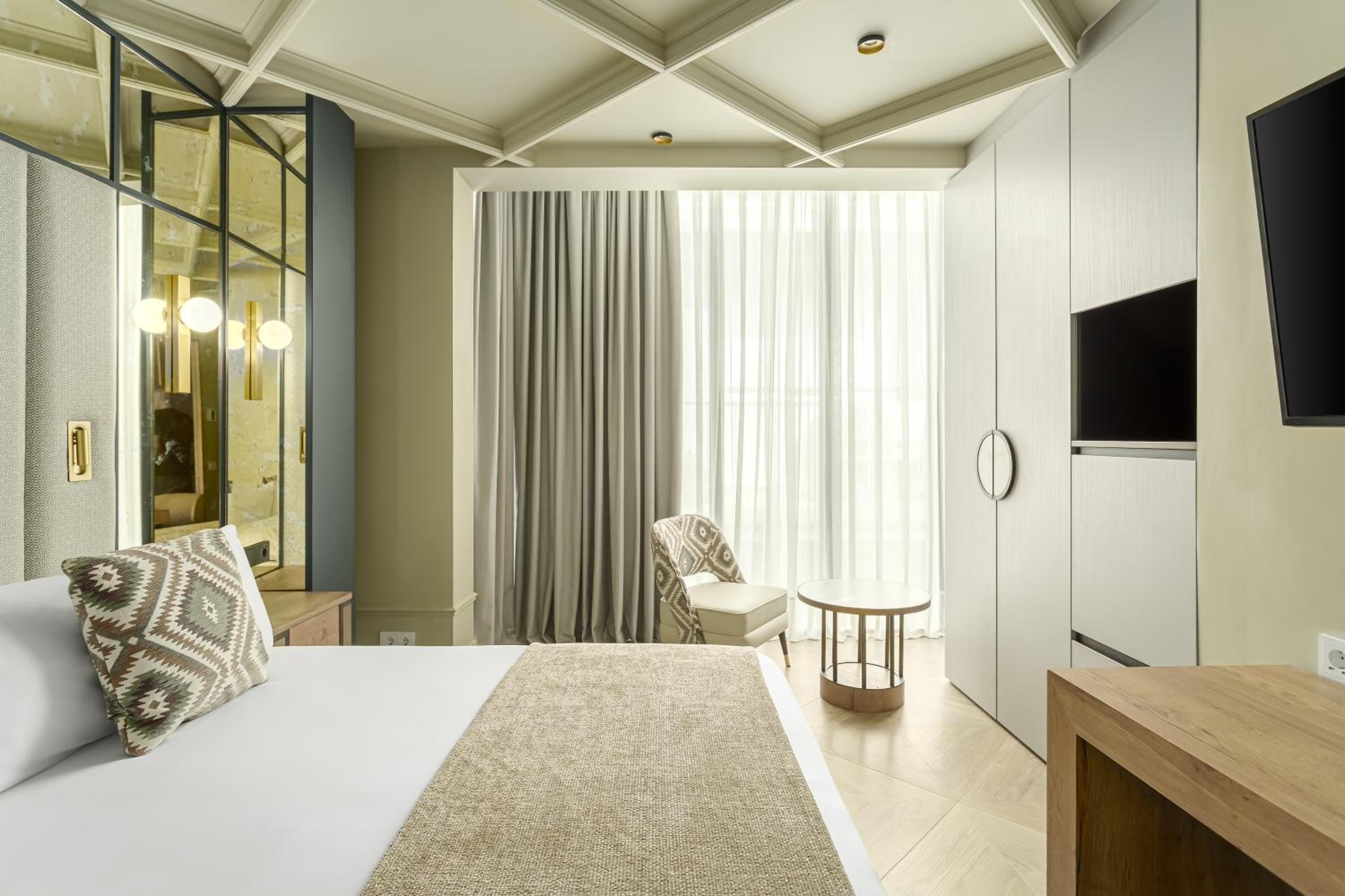 Deluxe Room - Photo 22