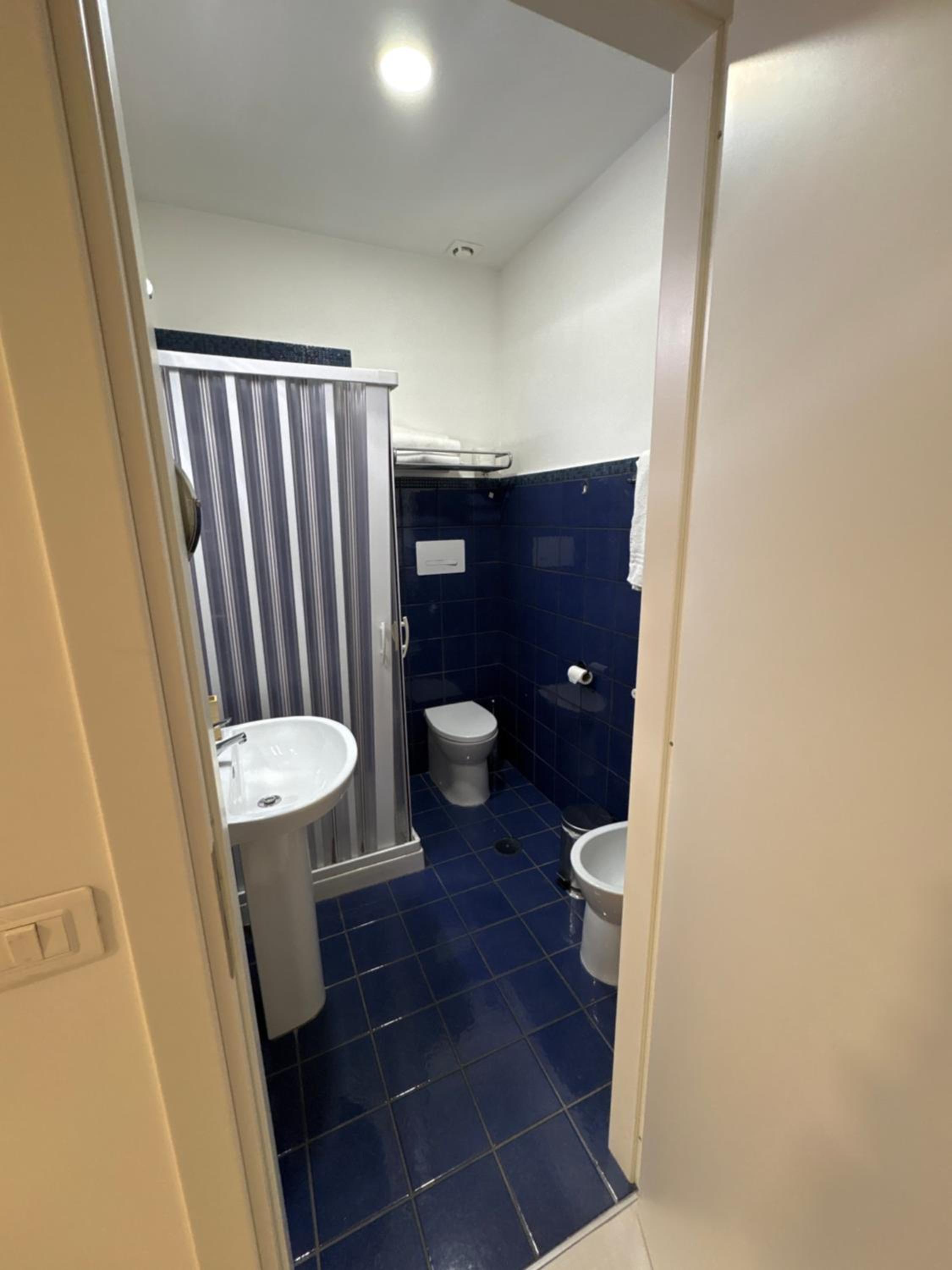 Standard Double Room with Window - Photo 5