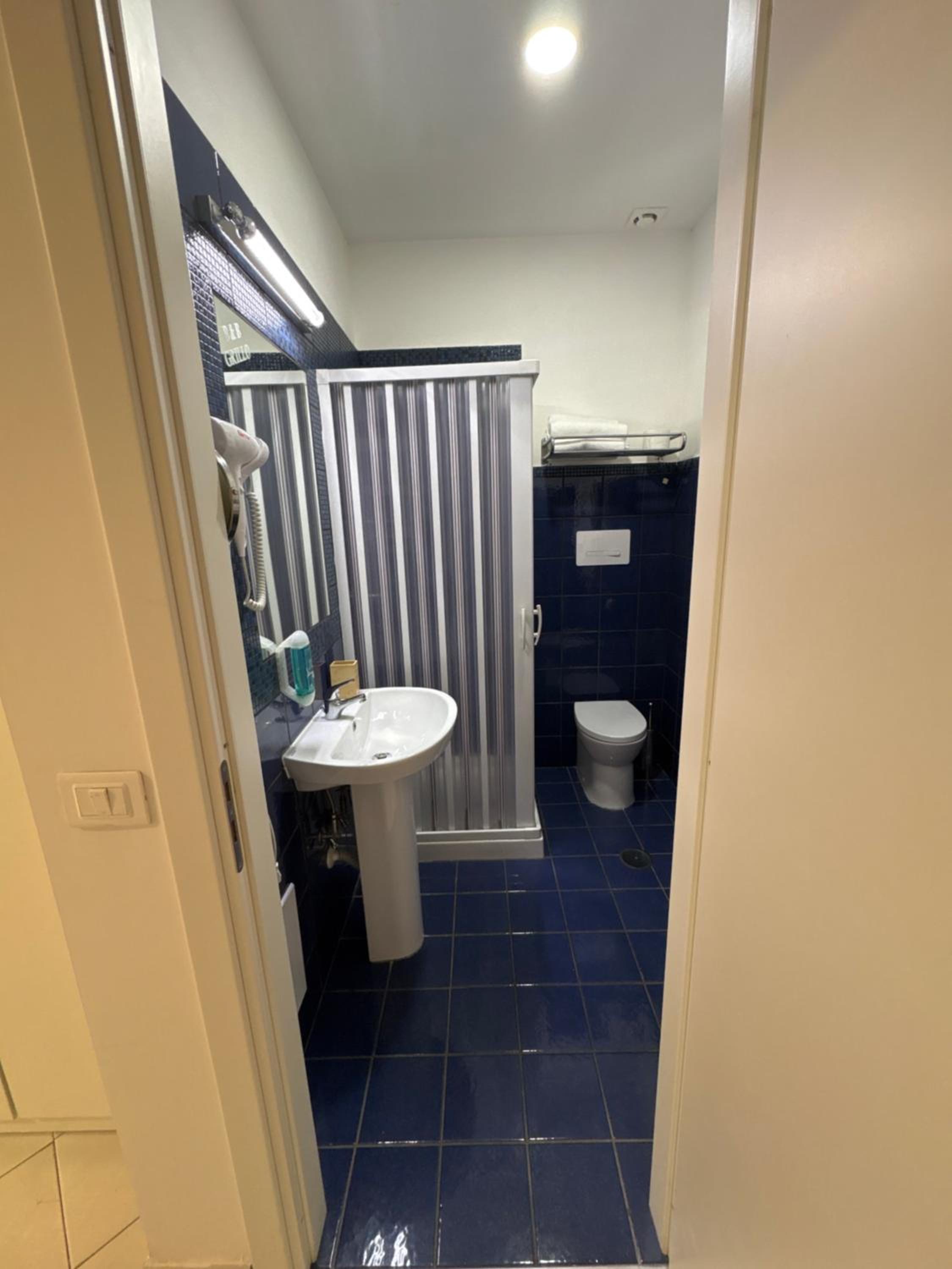 Standard Double Room with Window - Photo 4