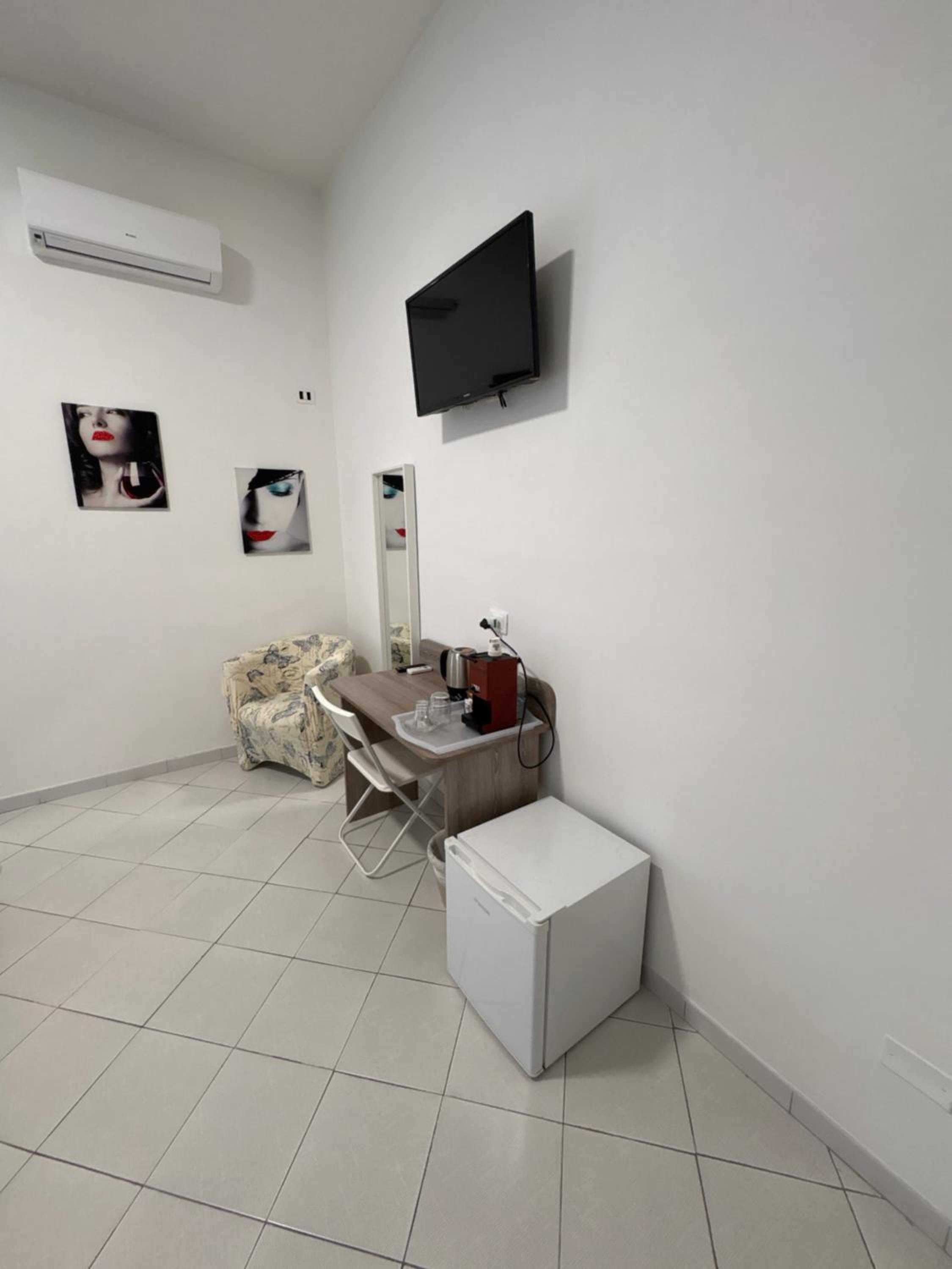 Standard Double Room with Window - Photo 12
