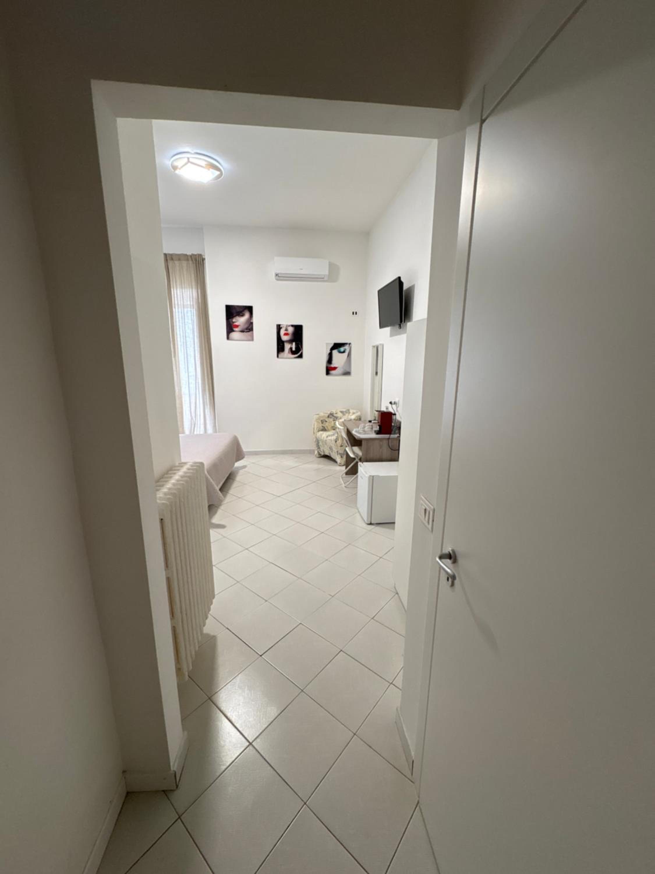 Standard Double Room with Window - Photo 11