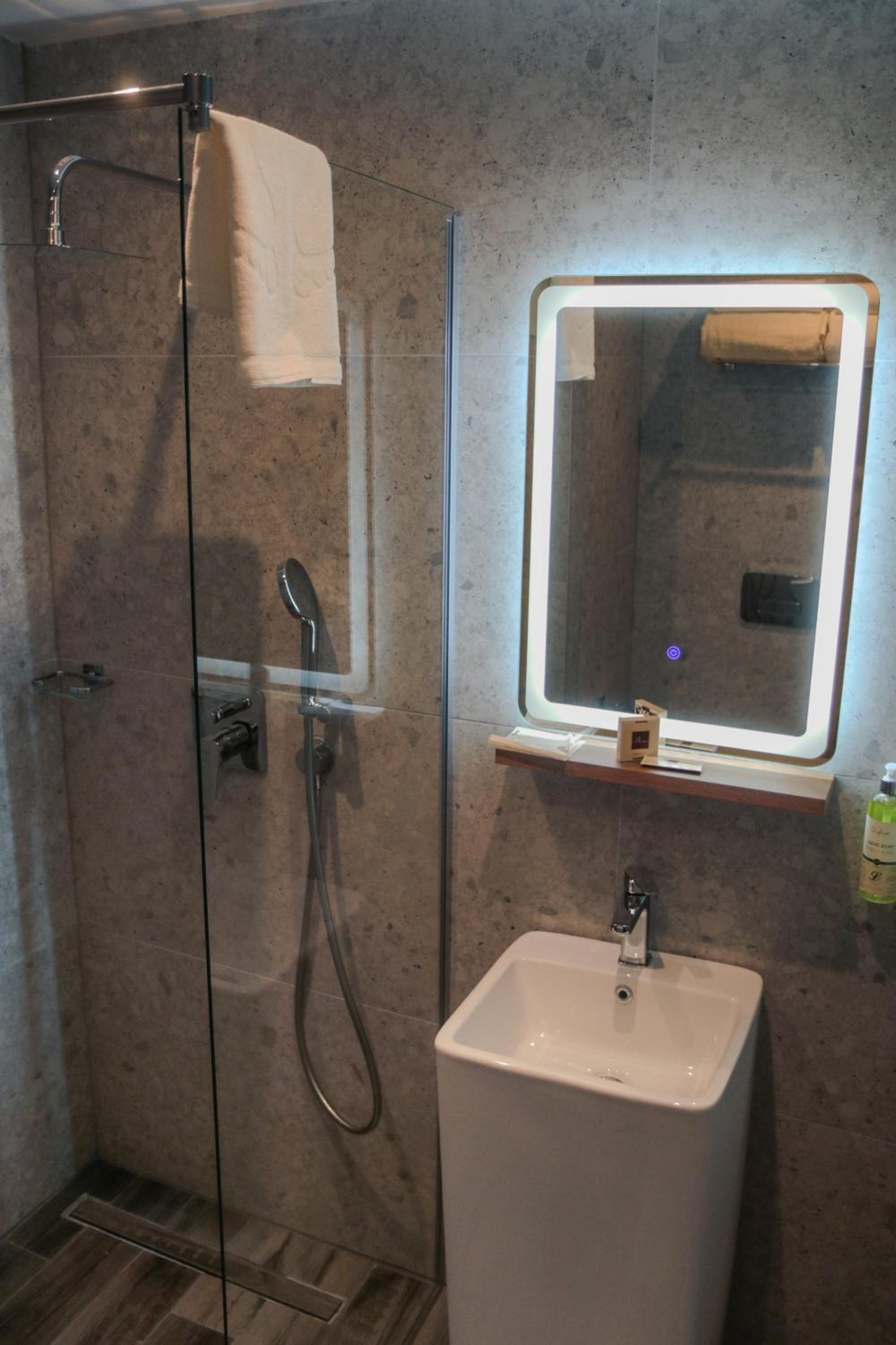 Family Suite with One Double and Two Single Beds - Non-Smoking, photo 6