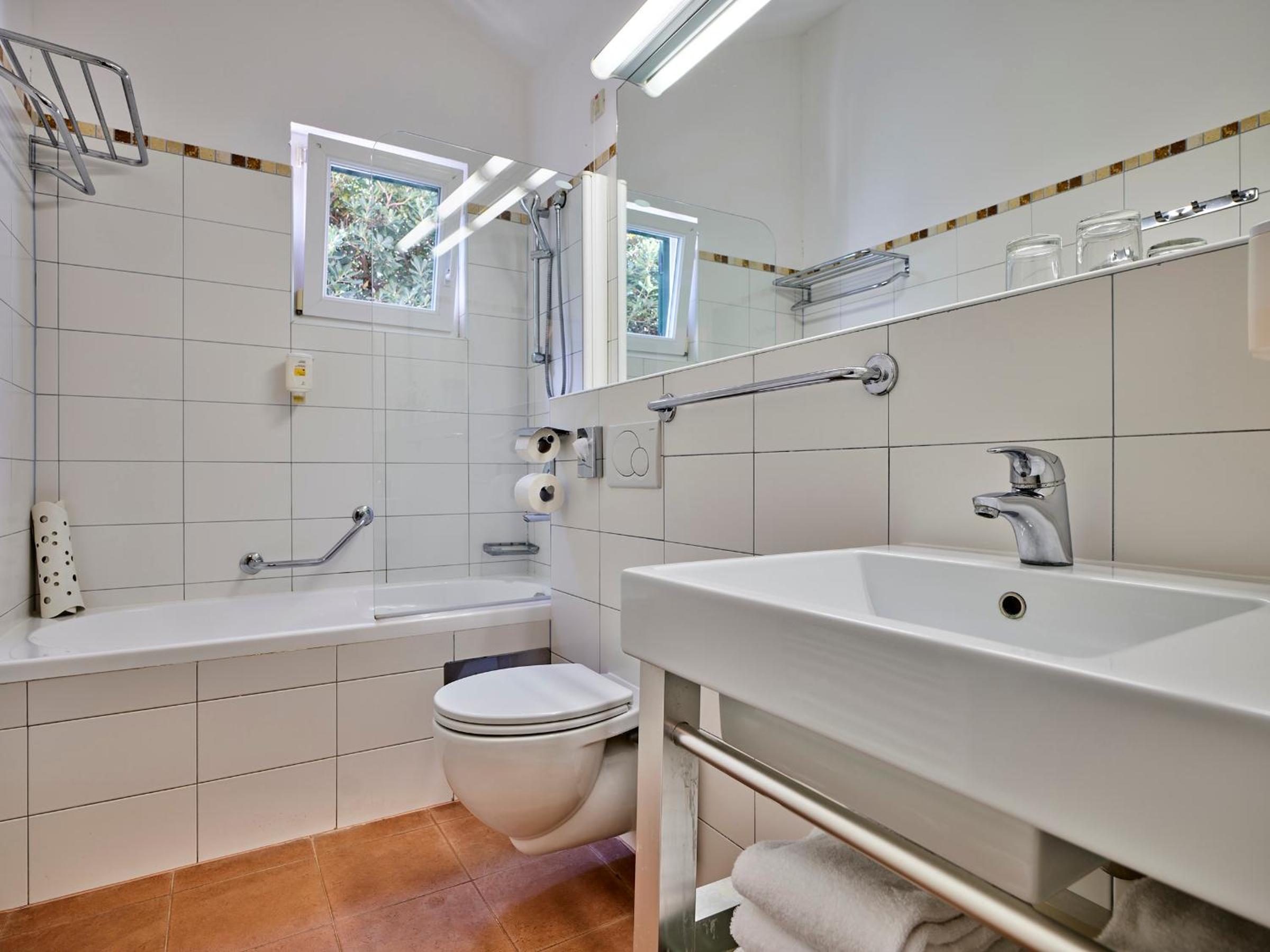 Premium One-Bedroom Apartment - Photo 2