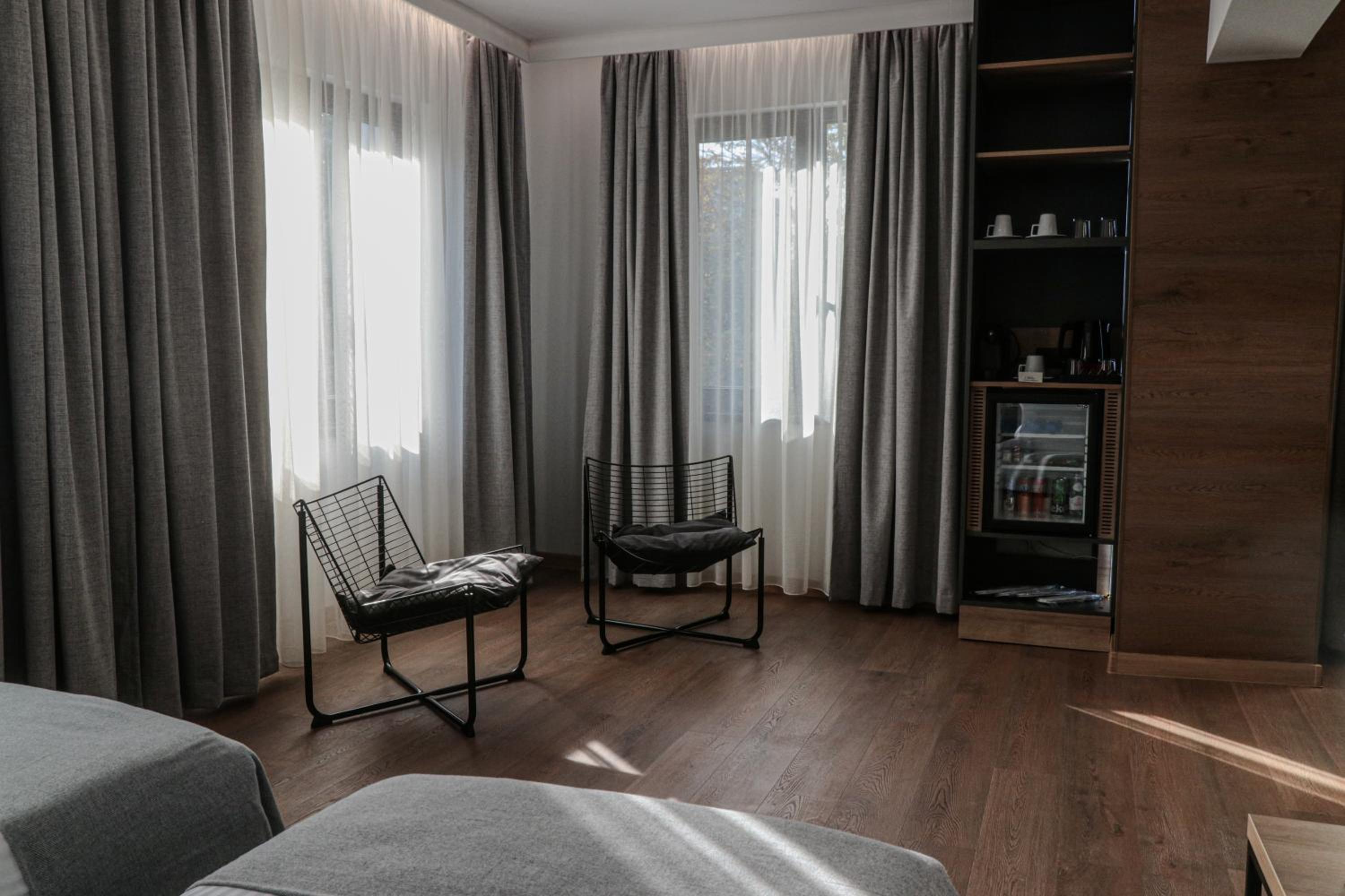 Junior Suite with One Double and Two Single Beds - Non-Smoking - Photo 6