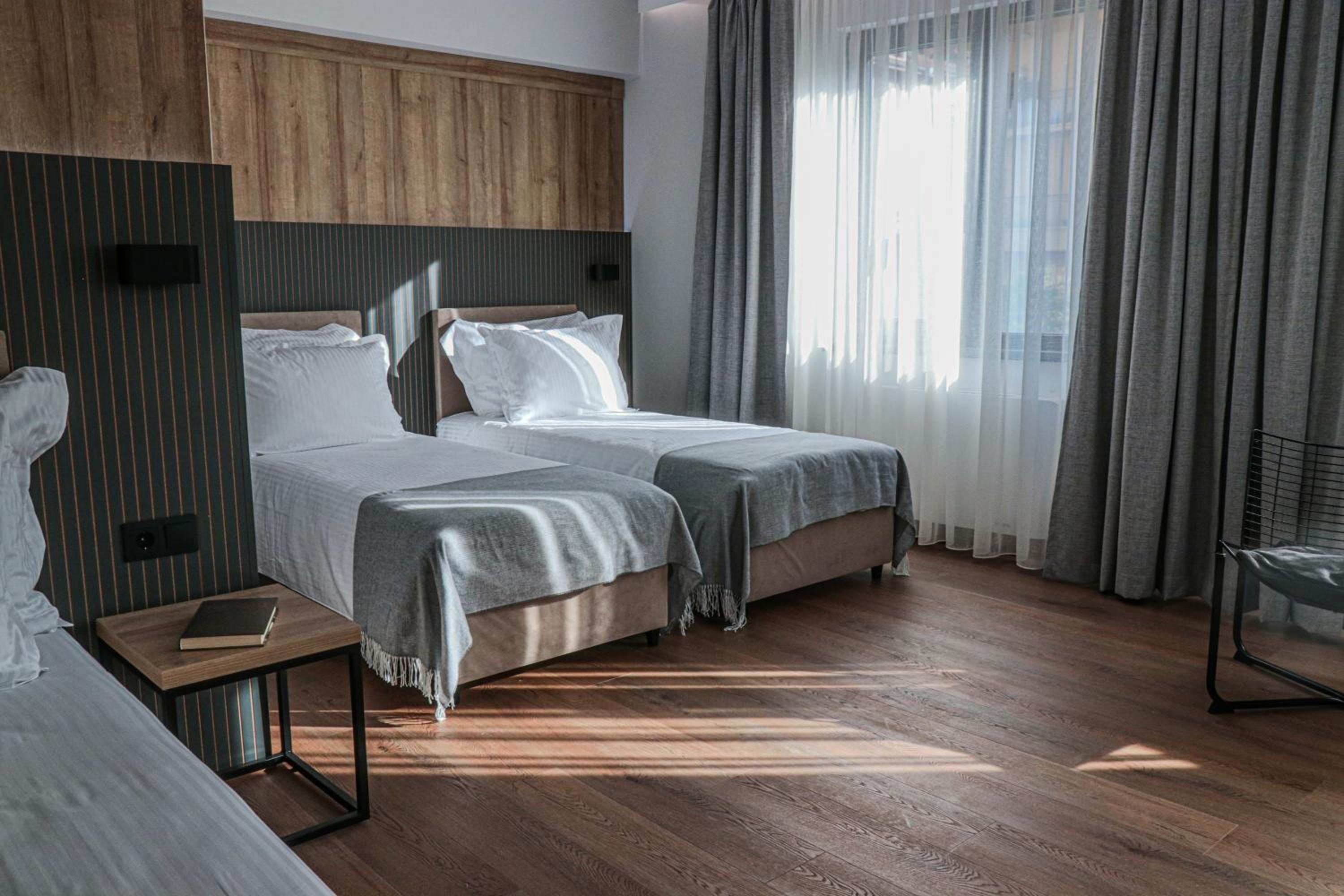 Junior Suite with One Double and Two Single Beds - Non-Smoking - Photo 4