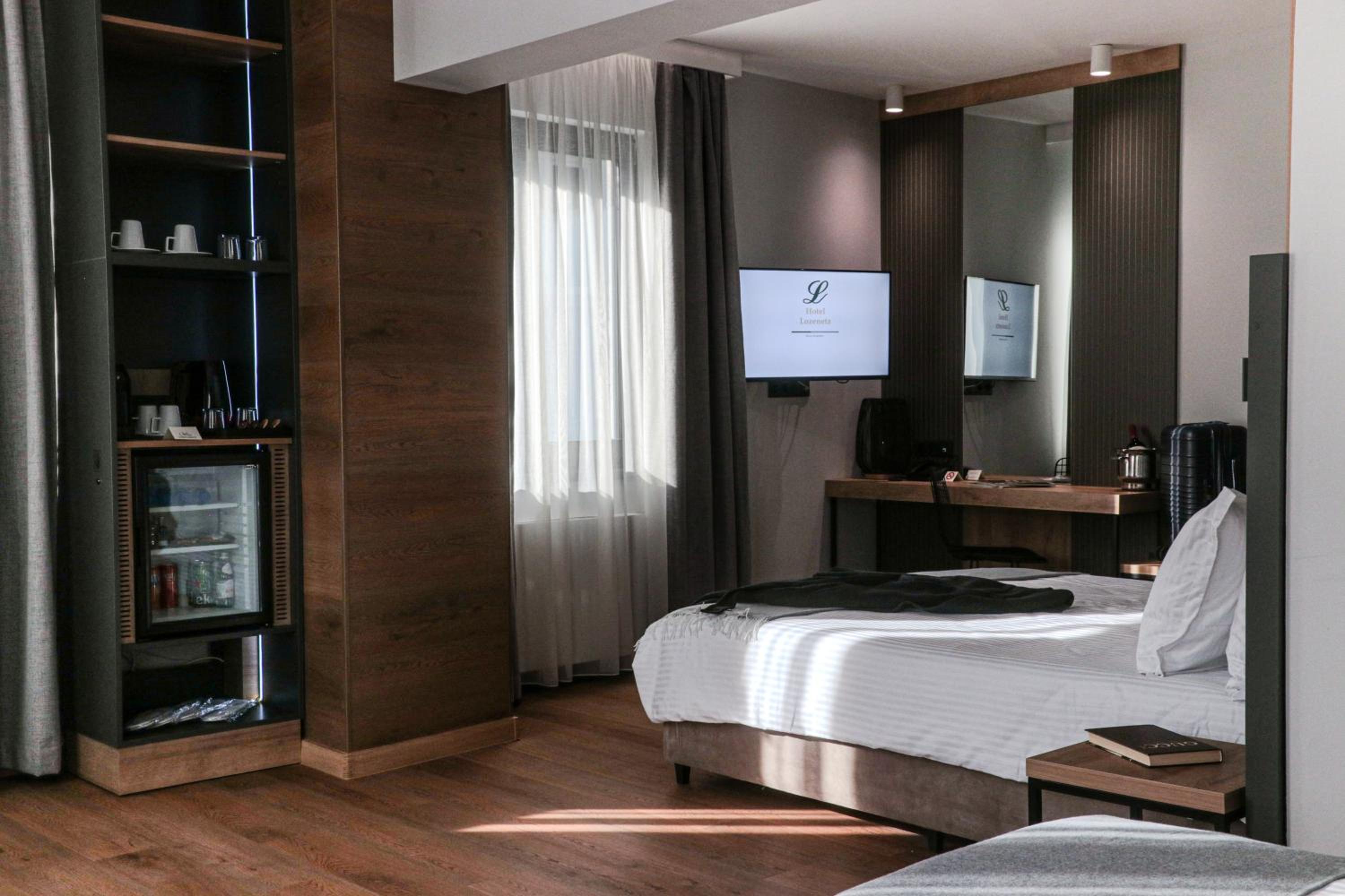 Junior Suite with One Double and Two Single Beds - Non-Smoking - Photo 3
