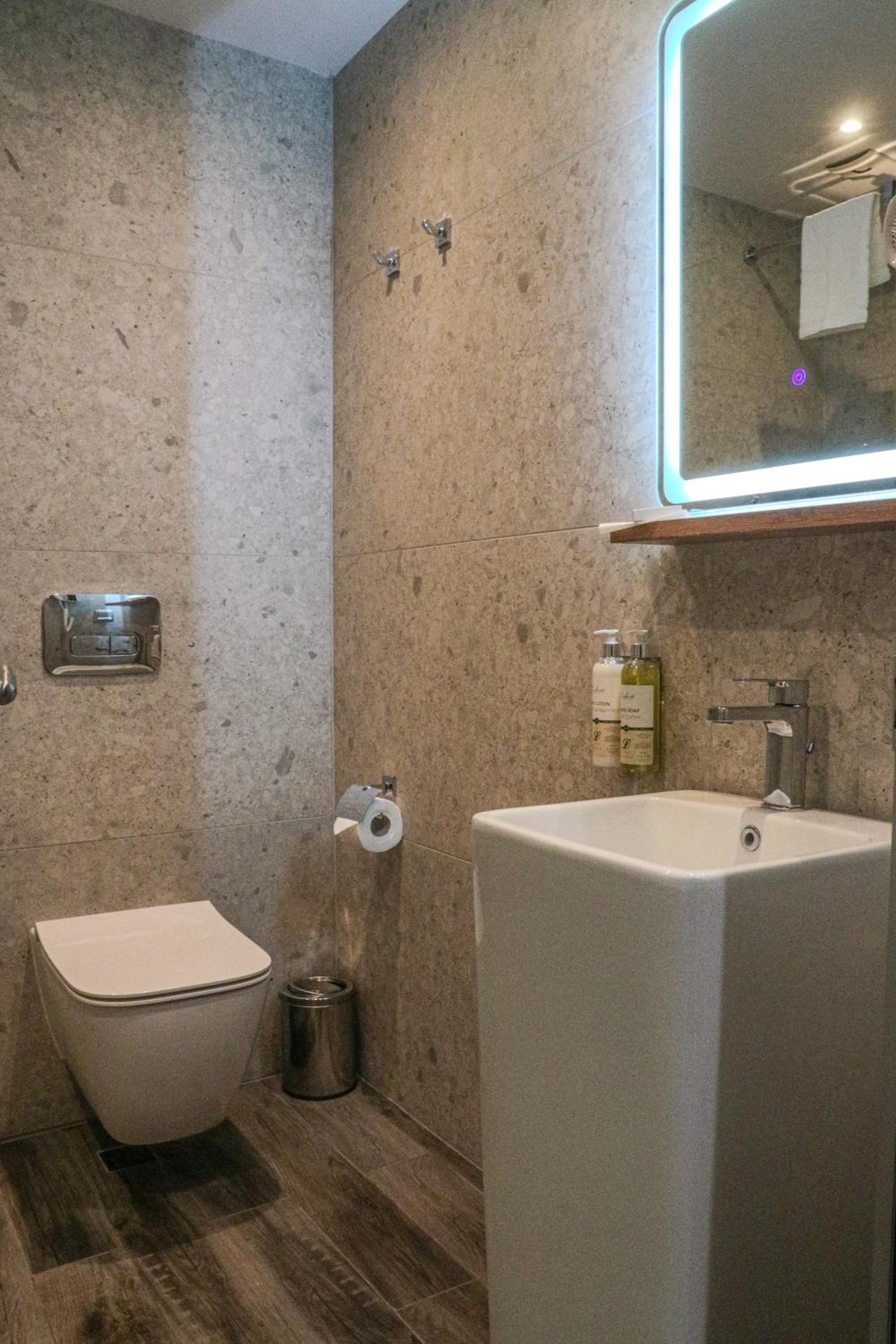 Junior Suite with One Double and Two Single Beds - Non-Smoking - Photo 2