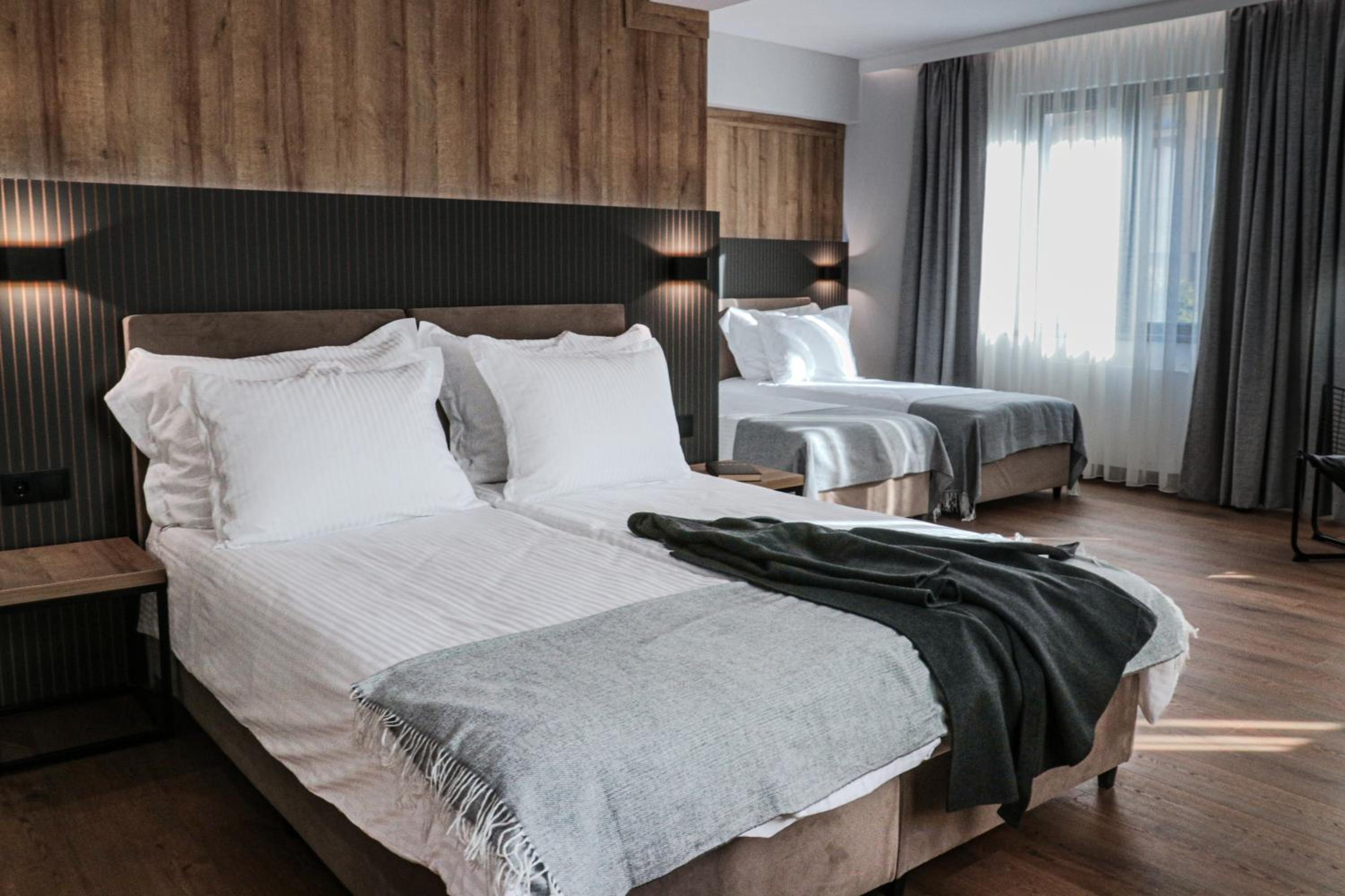 Junior Suite with One Double and Two Single Beds - Non-Smoking - Photo 1