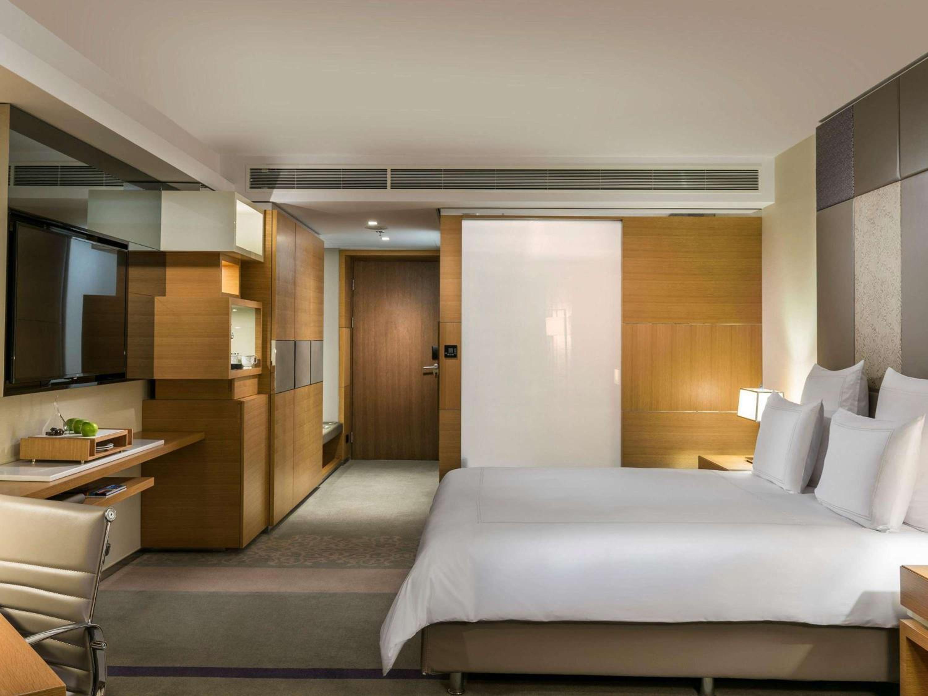 Swiss Executive King Room with Garden View and Lounge Access