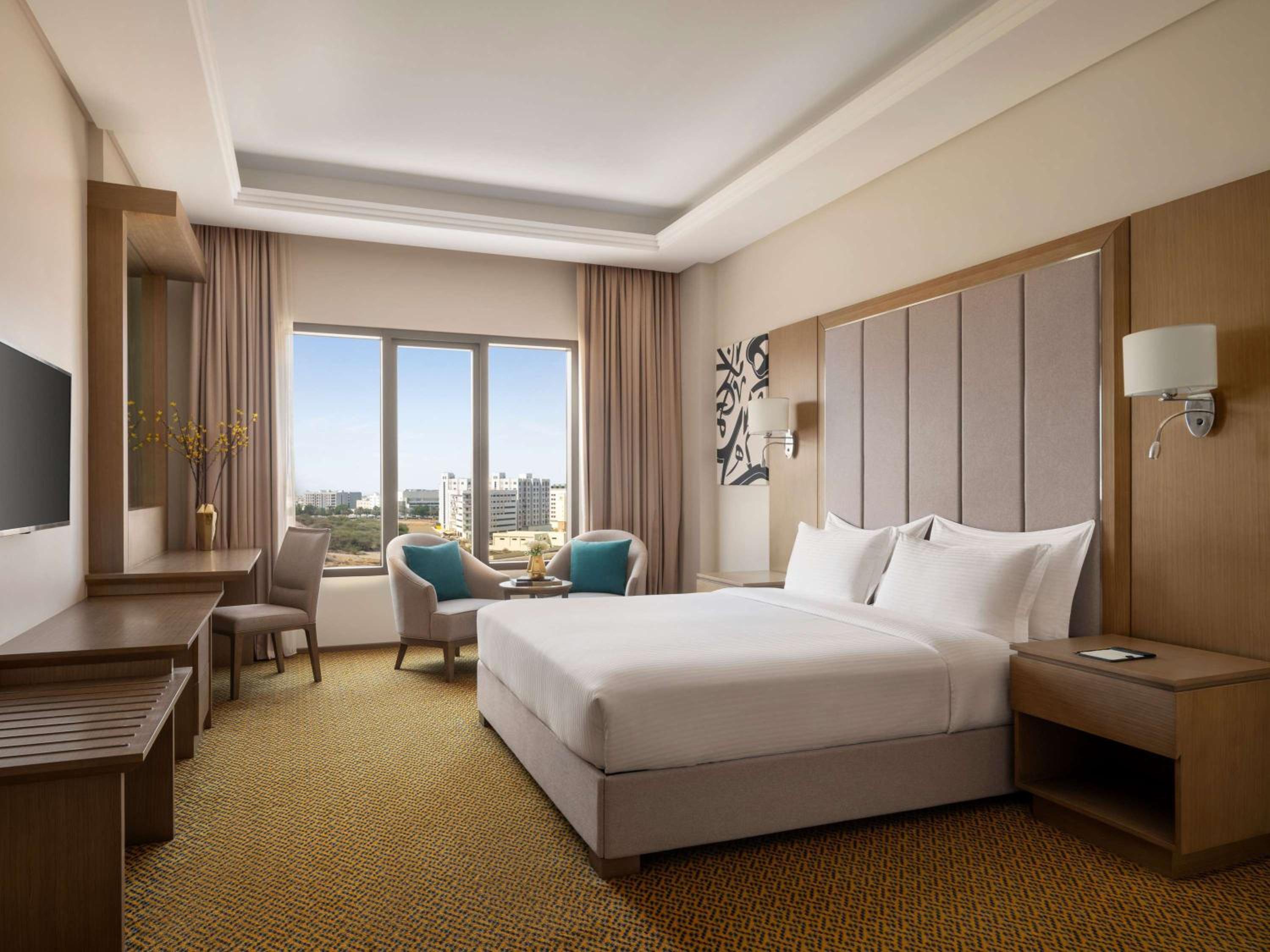 Deluxe King Room with City View - Mobility Accessible photo 3