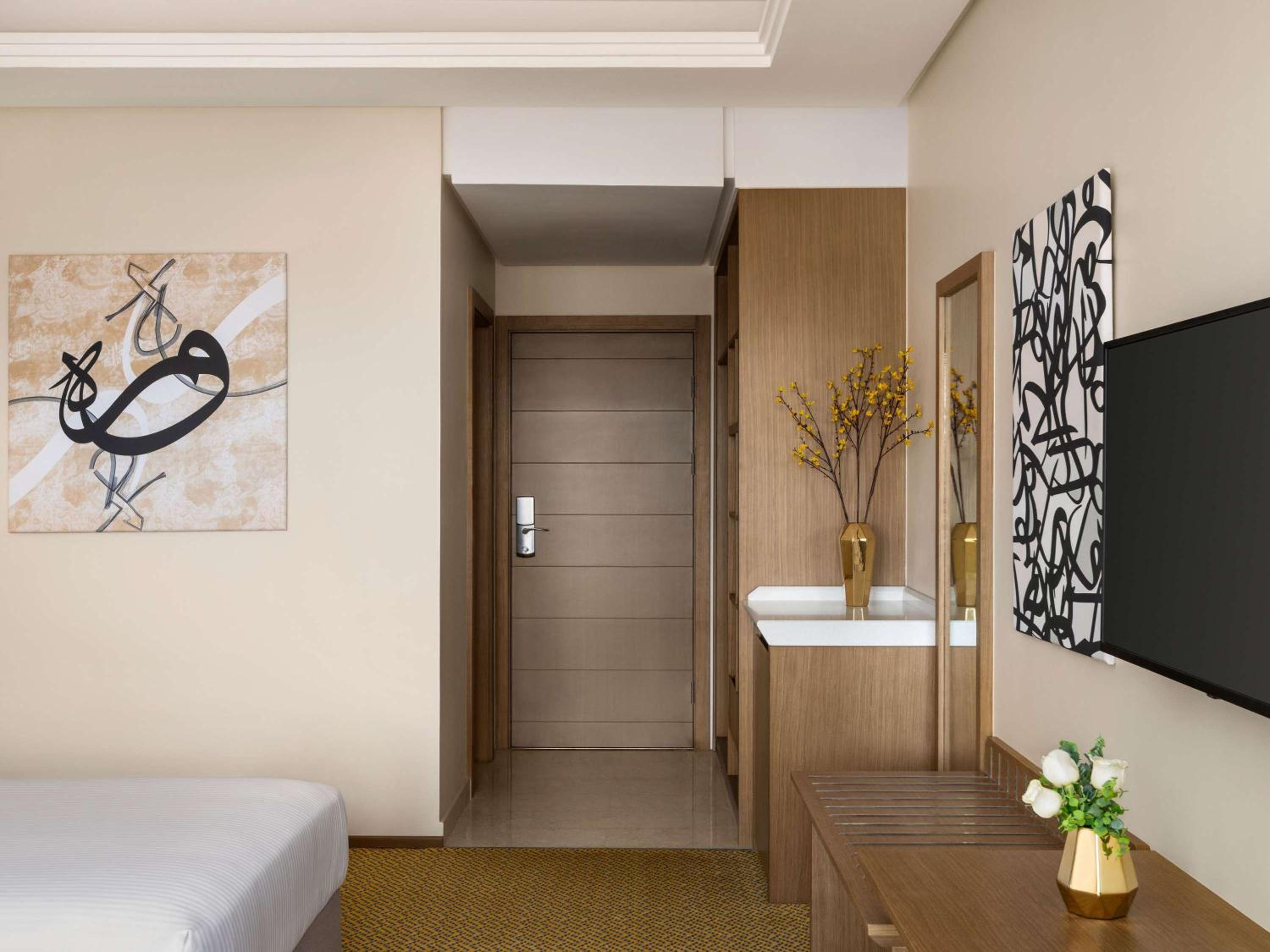 Deluxe King Room with City View photo 3