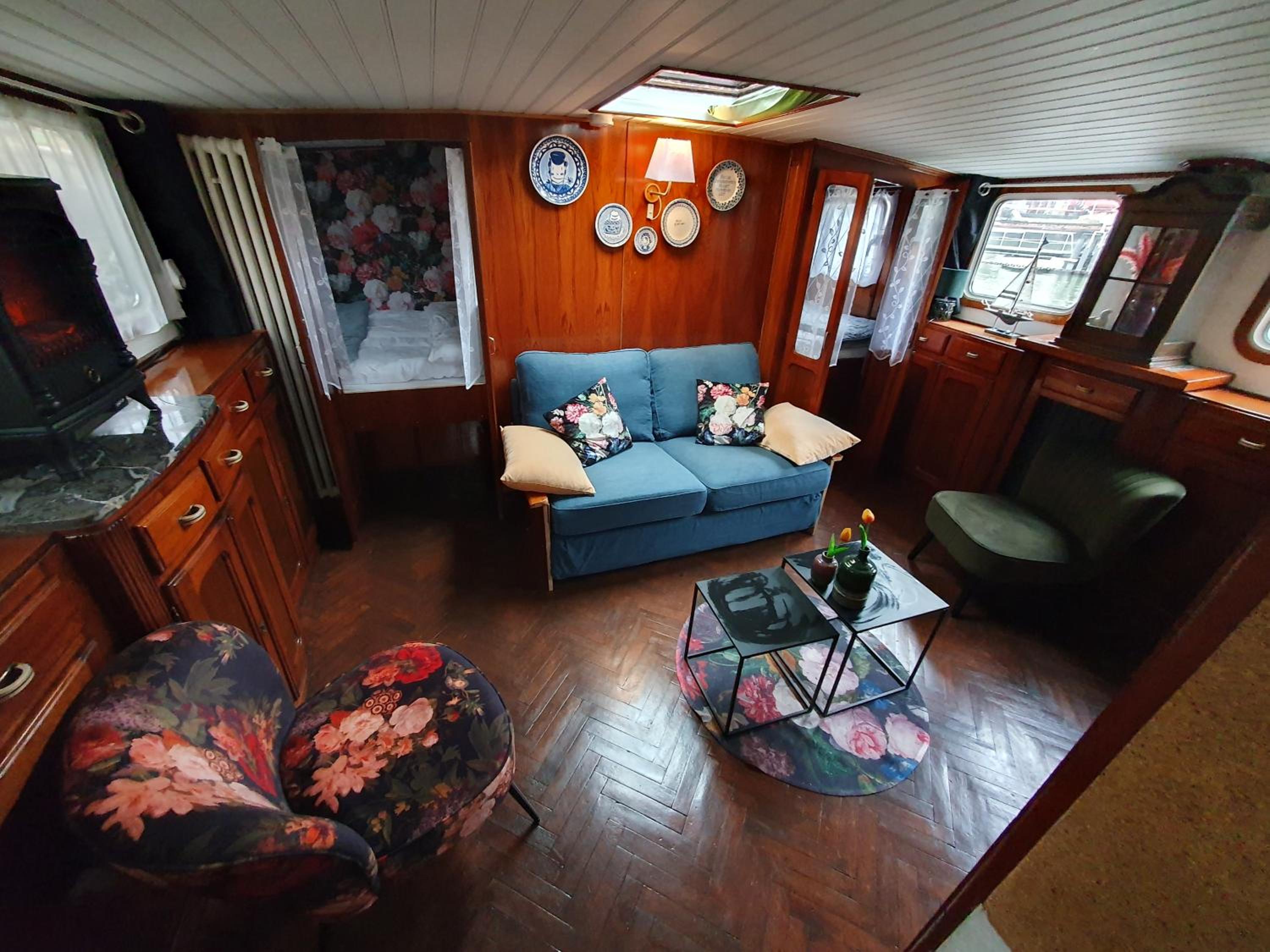 Family Cabin on Boat (2 Adults + 2 Children)