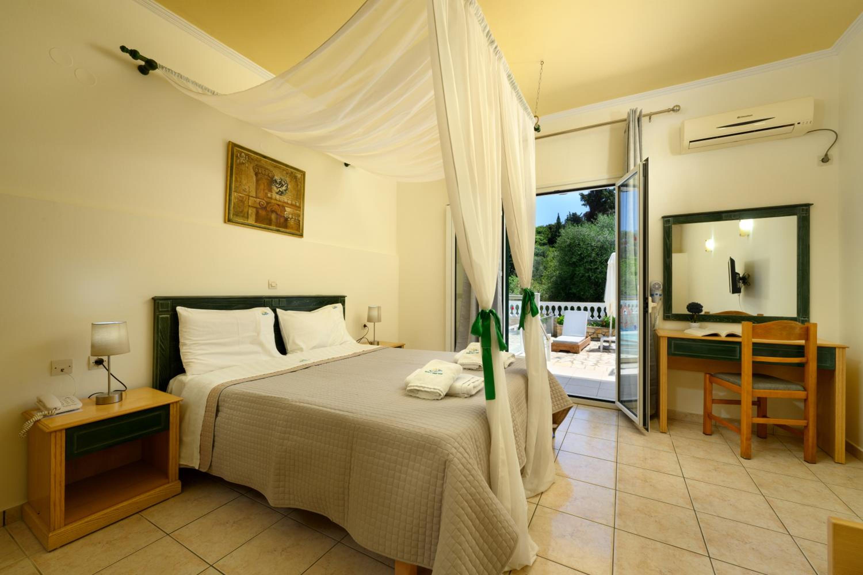 Triple Room with Pool View photo 2