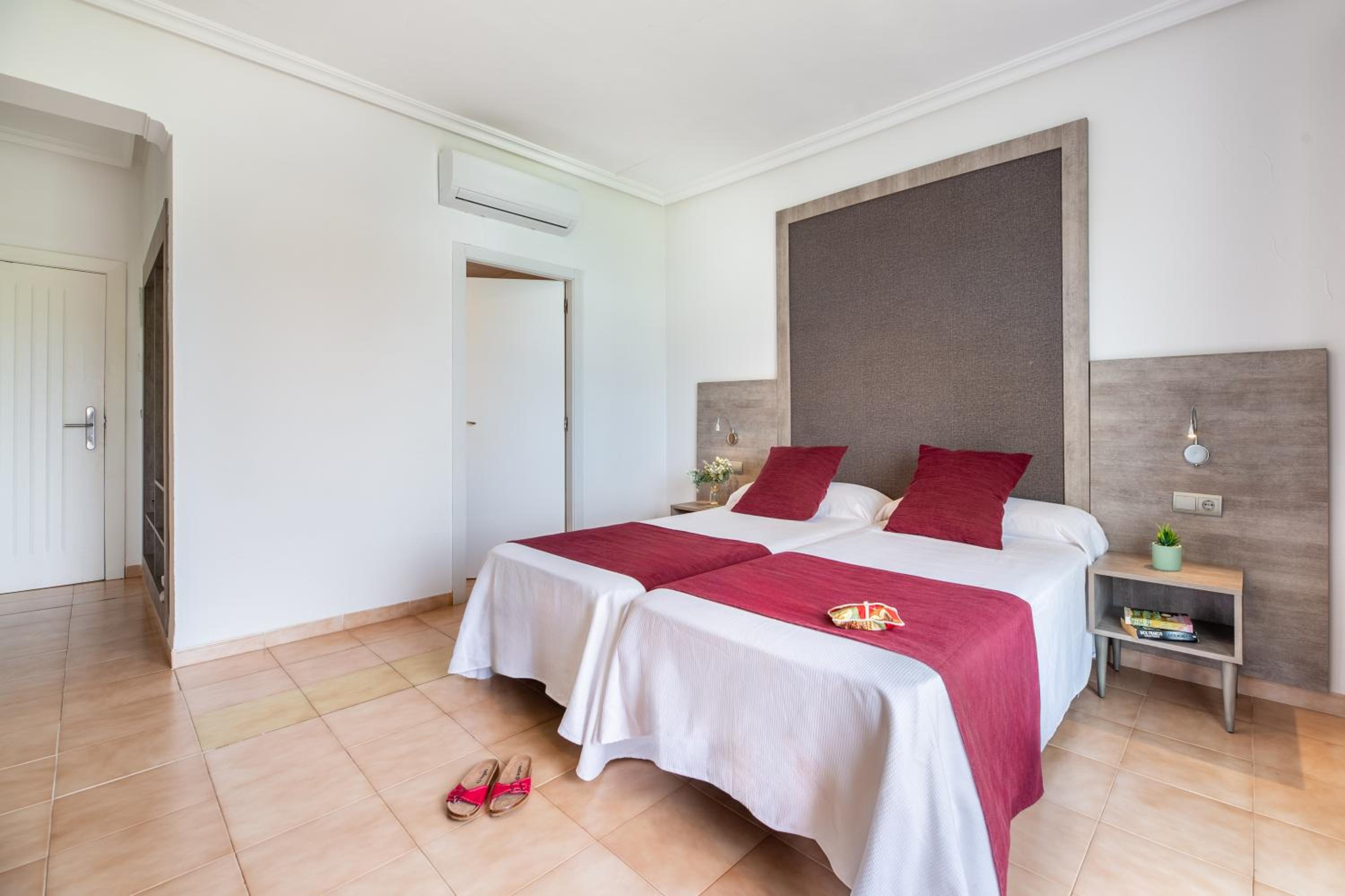 Twin Room - Photo 3