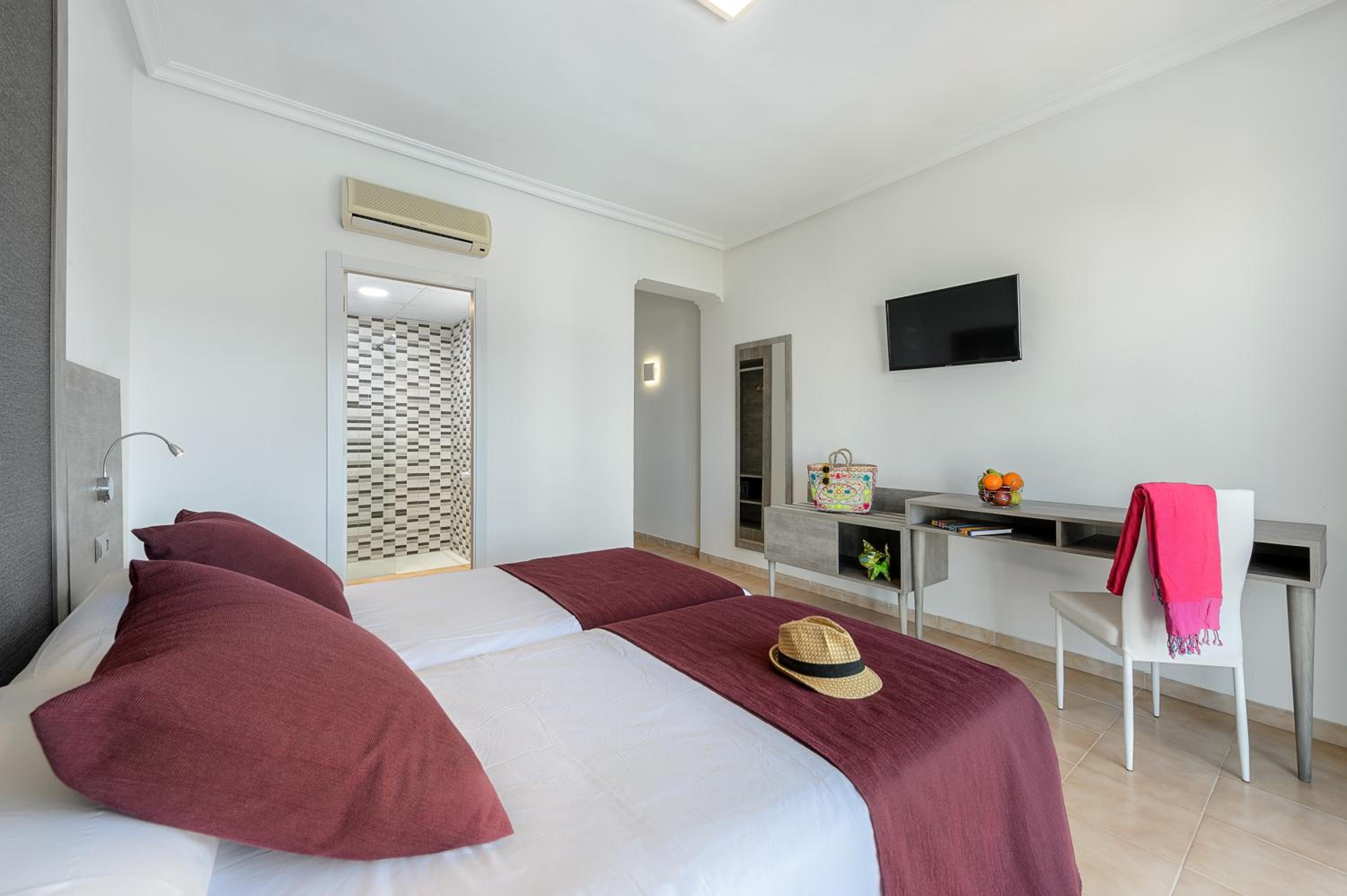 Twin Room with Pool View - Photo 3