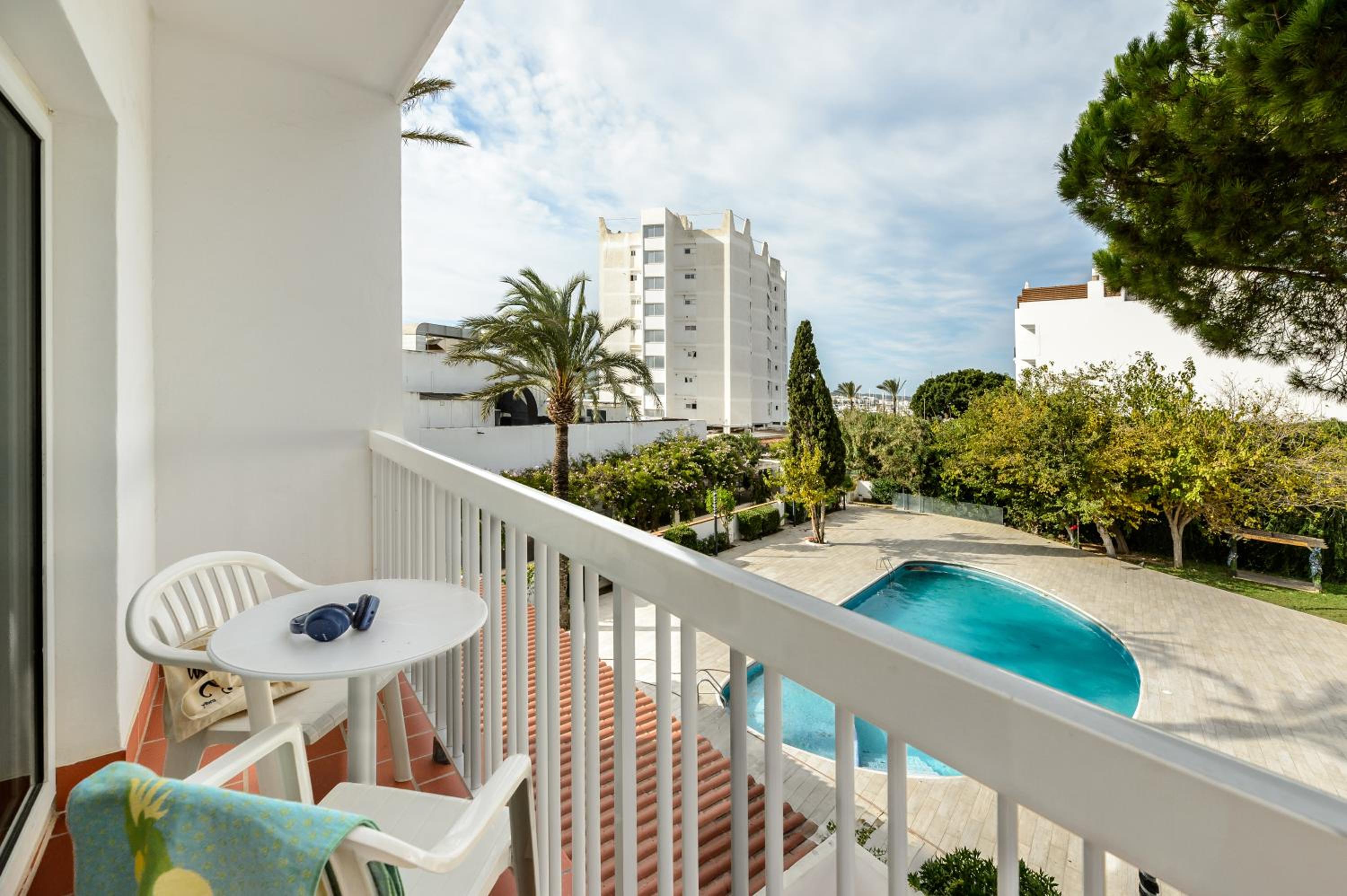 Twin Room with Pool View - Photo 4