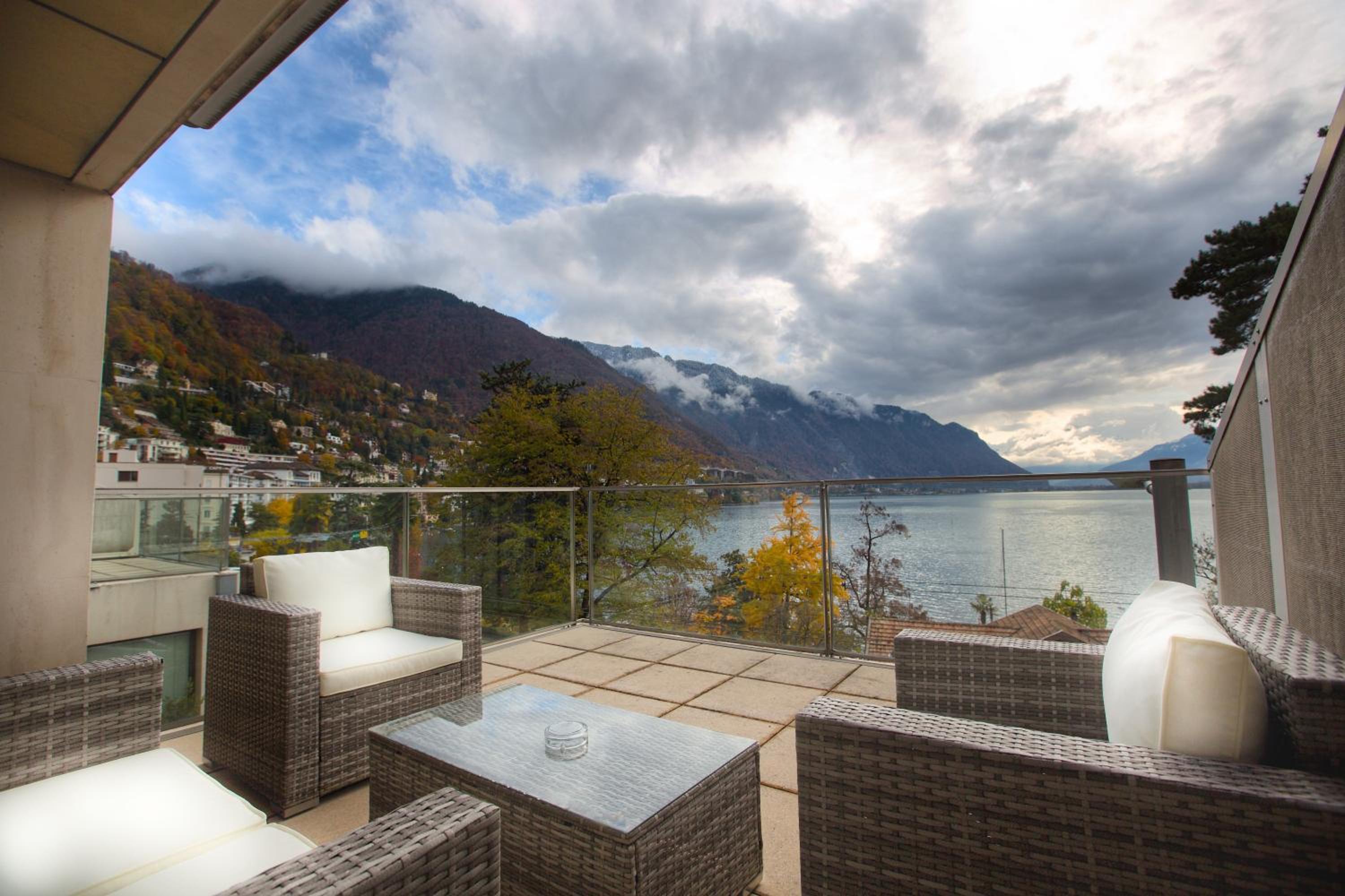 Apartment with Lake View photo 2