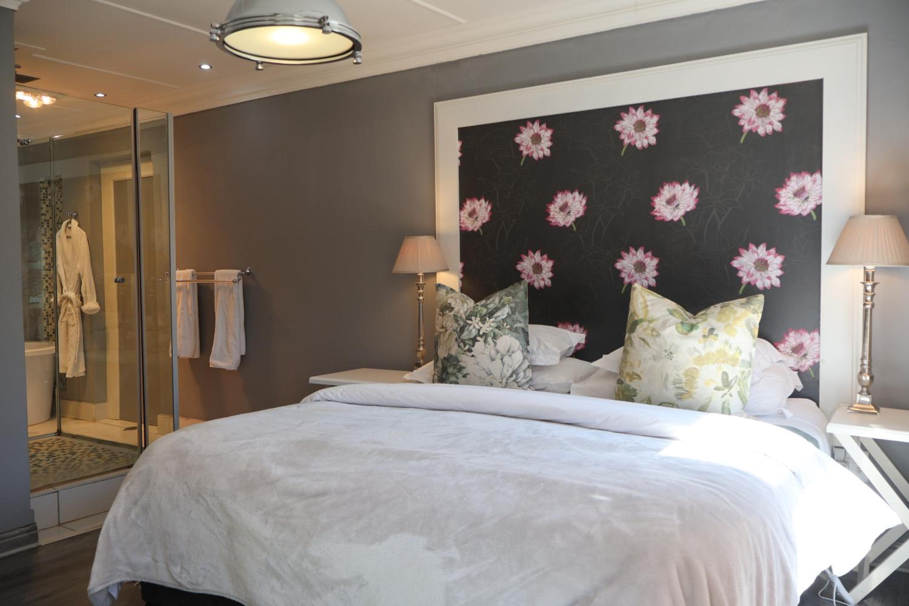 Deluxe King Suite photo 3