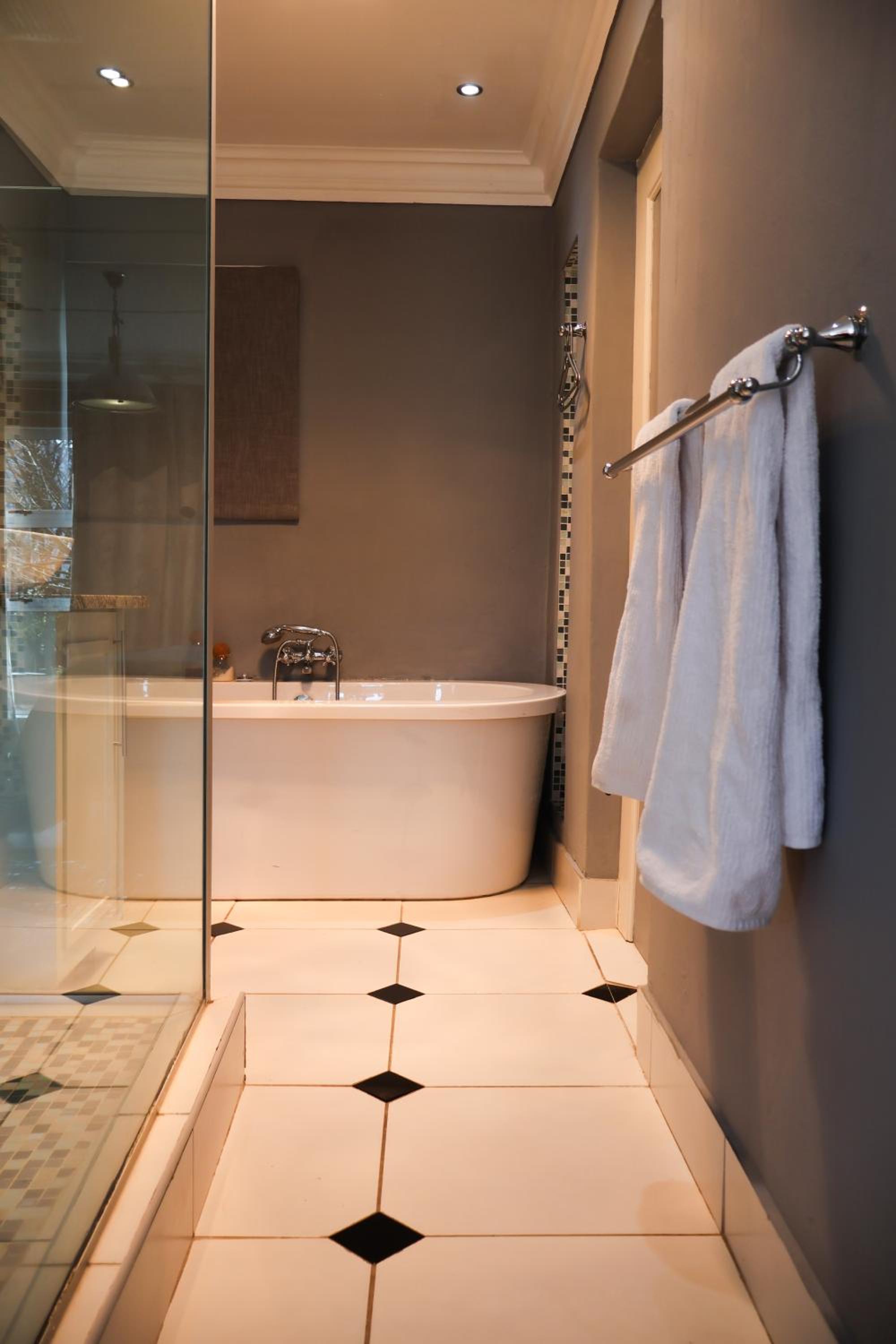 Deluxe King Suite photo 2