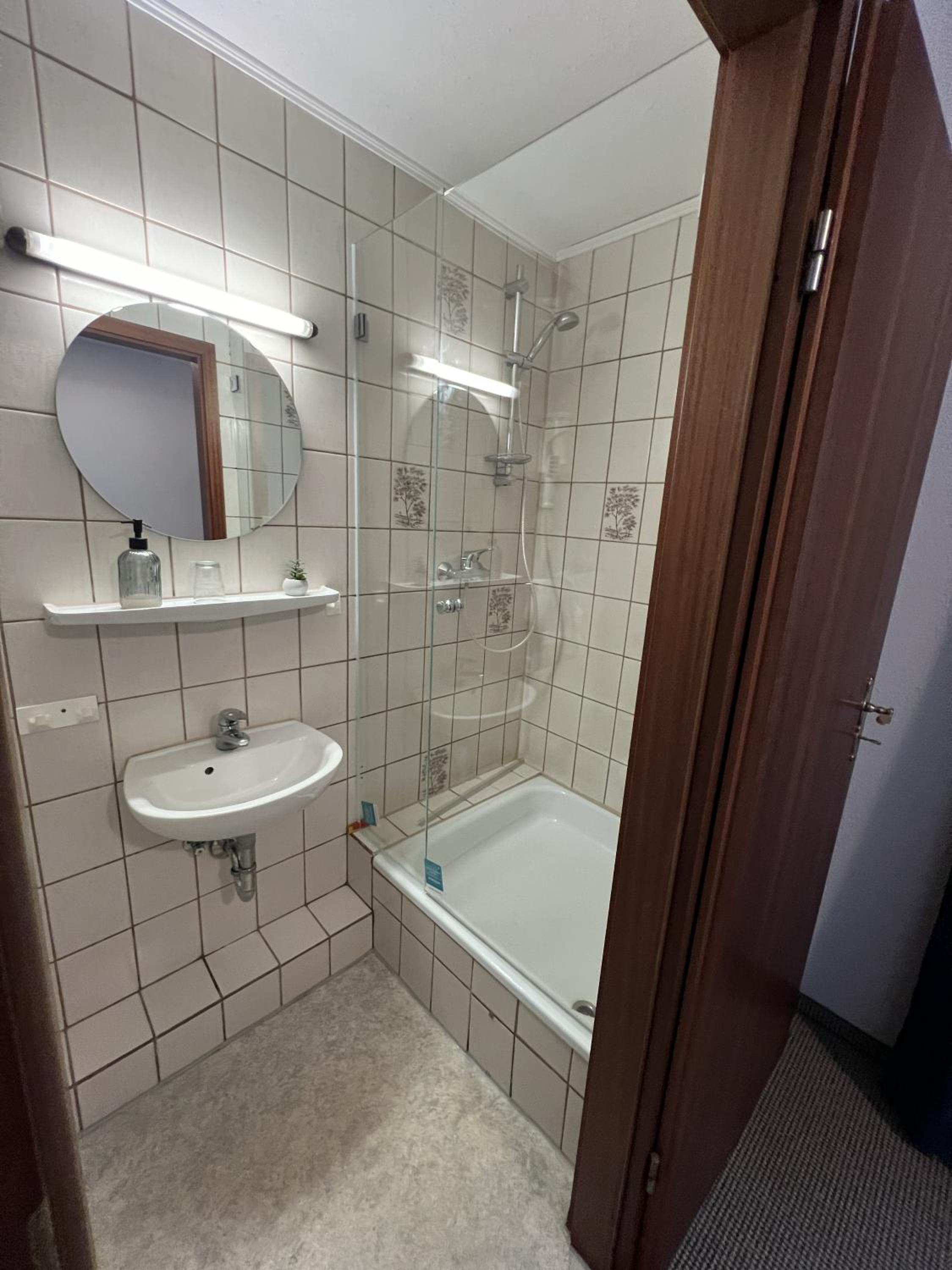 Single Room with Private Bathroom photo 2