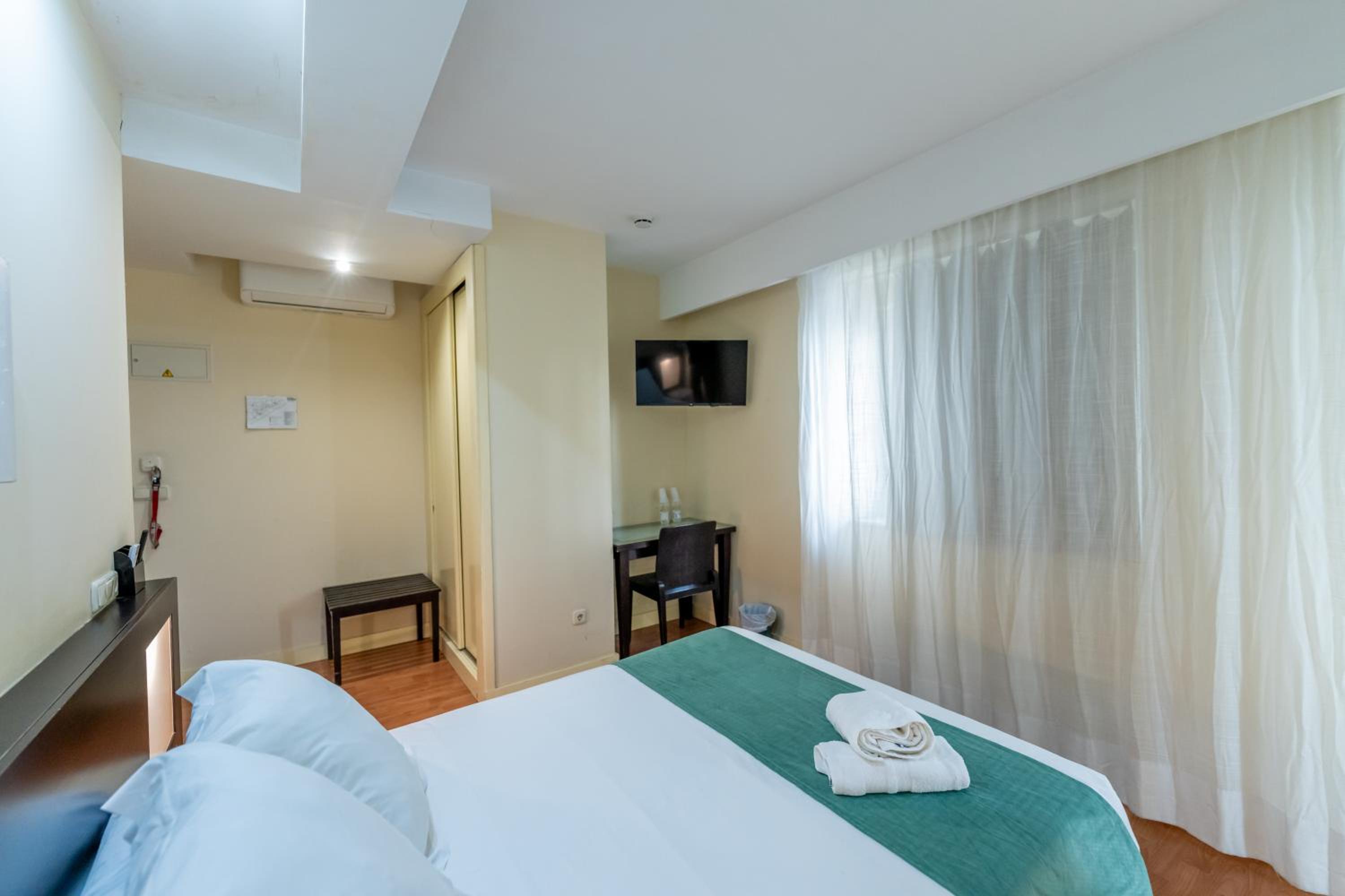 Standard Double or Twin Room - Photo 27