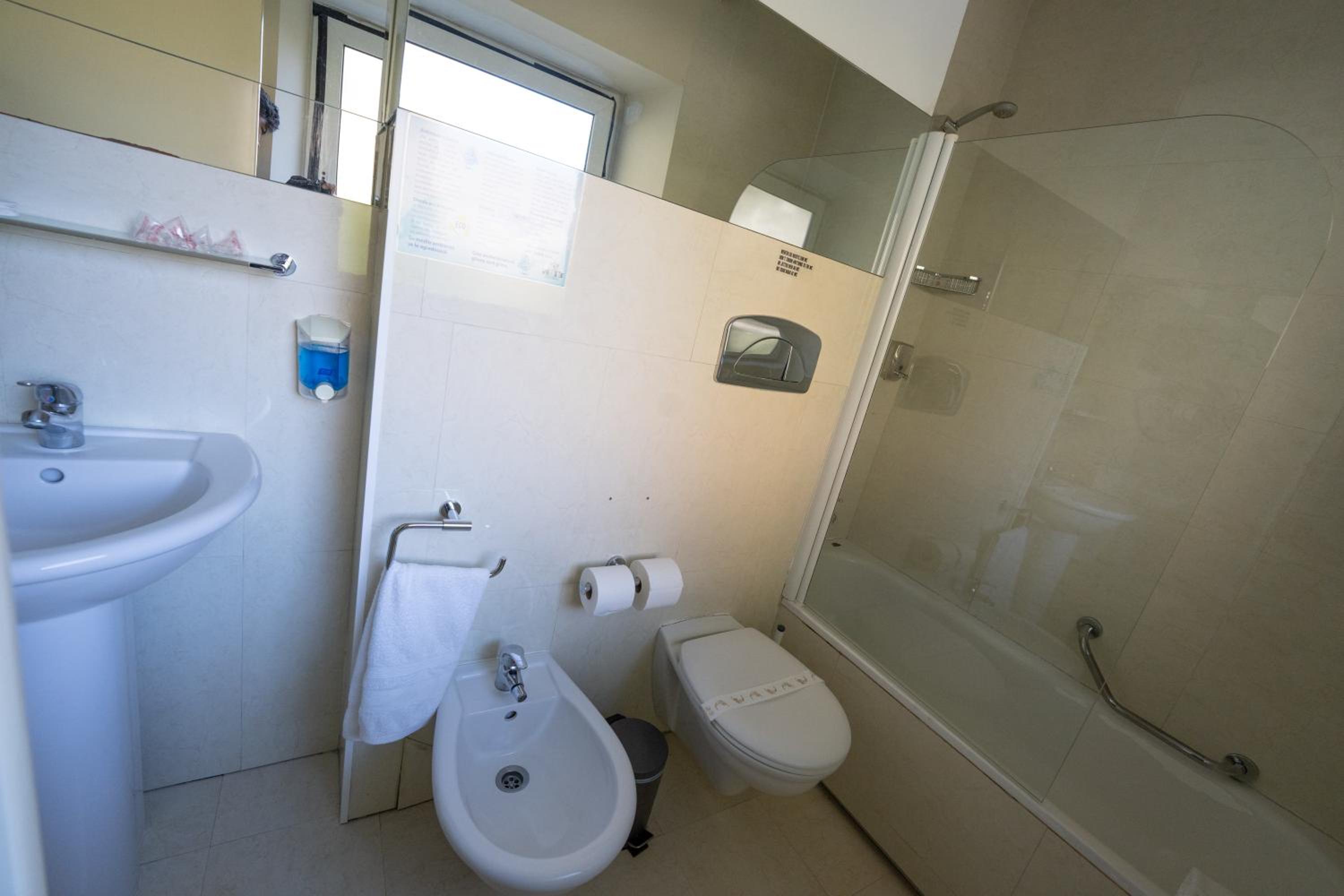 Standard Double or Twin Room - Photo 26