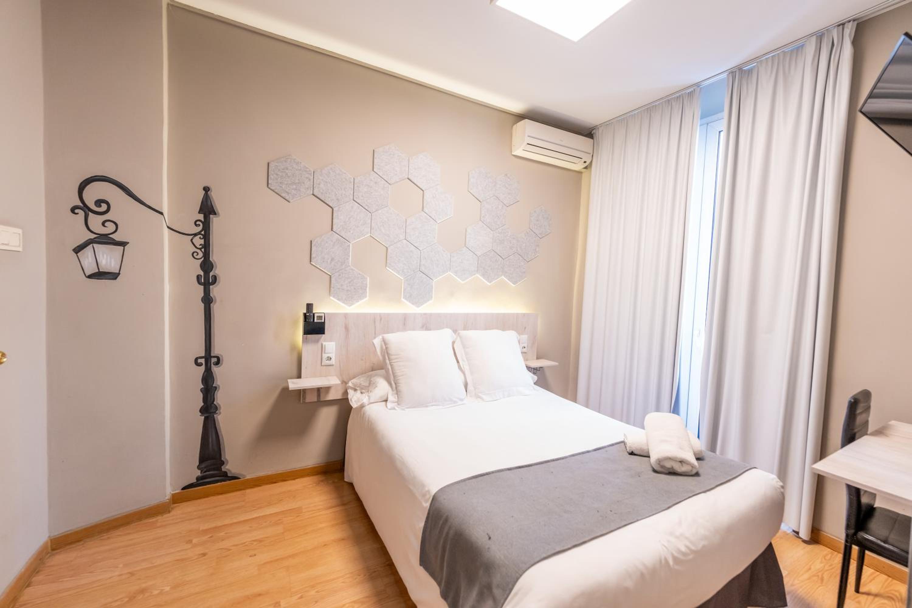 Standard Double or Twin Room - Photo 25