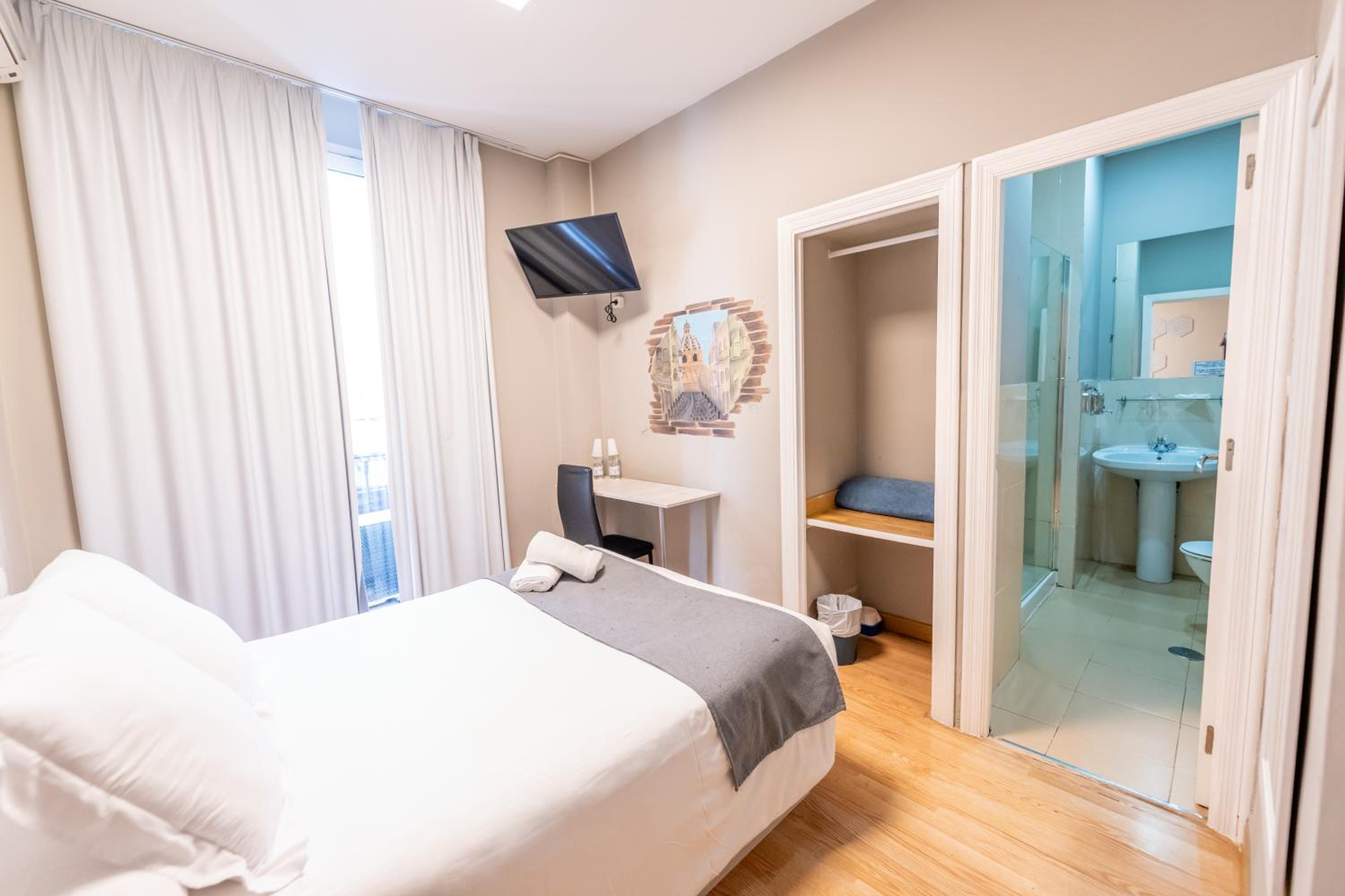 Standard Double or Twin Room - Photo 33
