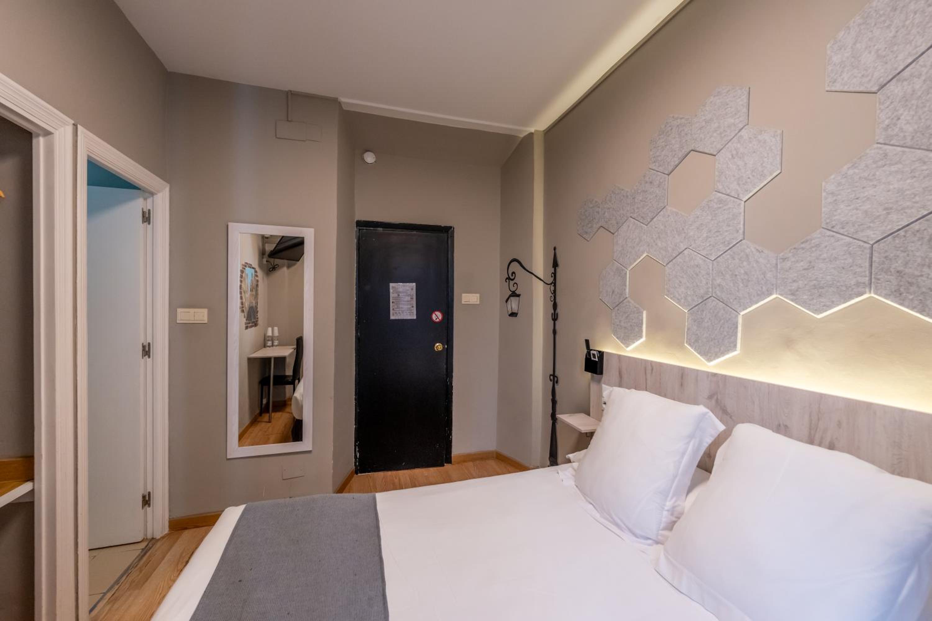 Standard Double or Twin Room - Photo 34