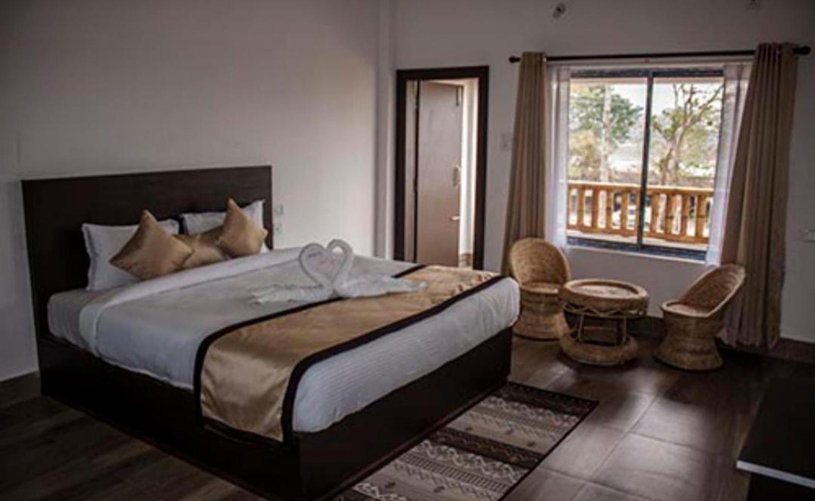 Deluxe Double Room with Balcony - Photo 11