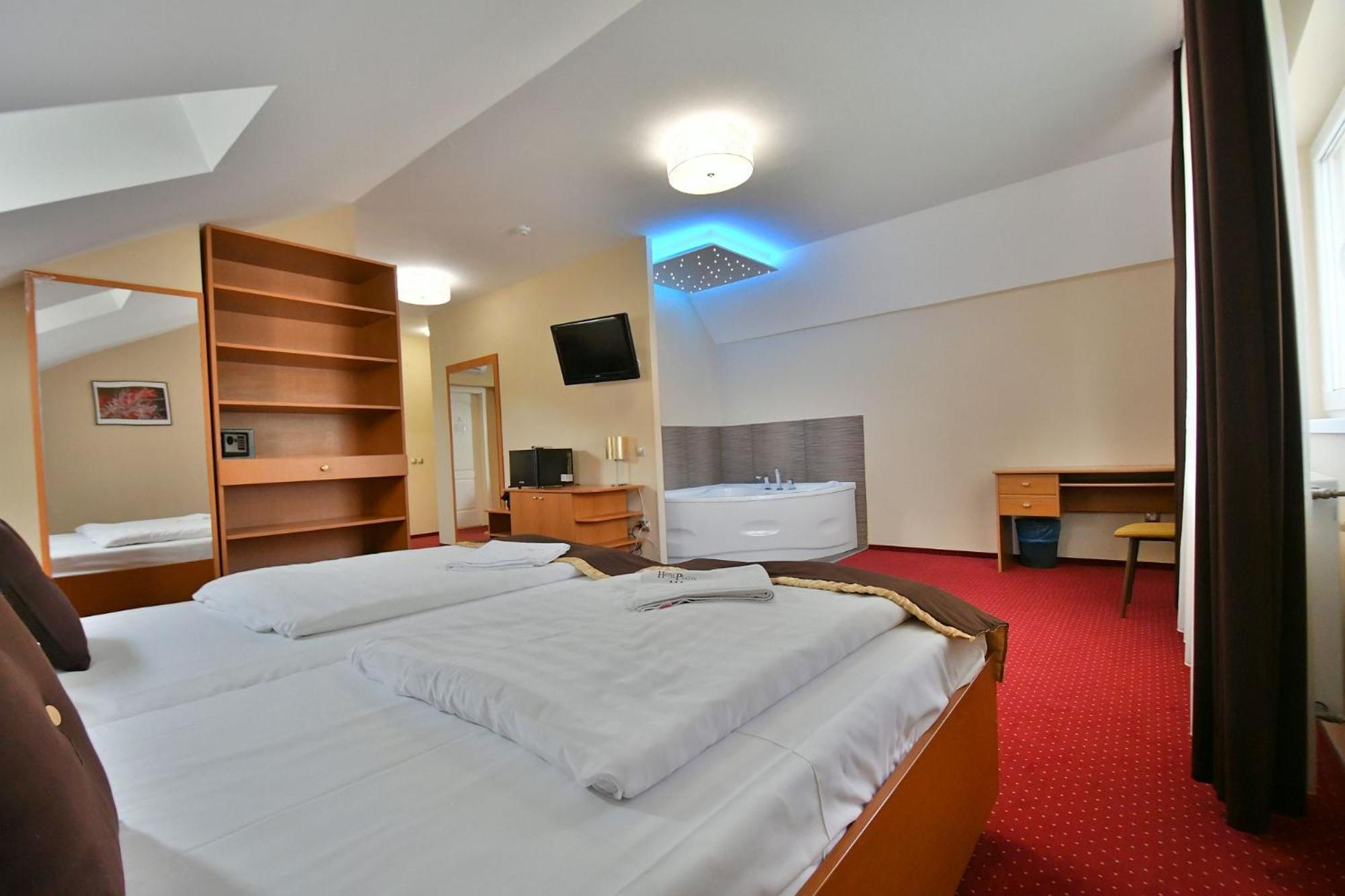 Suite - Photo 3