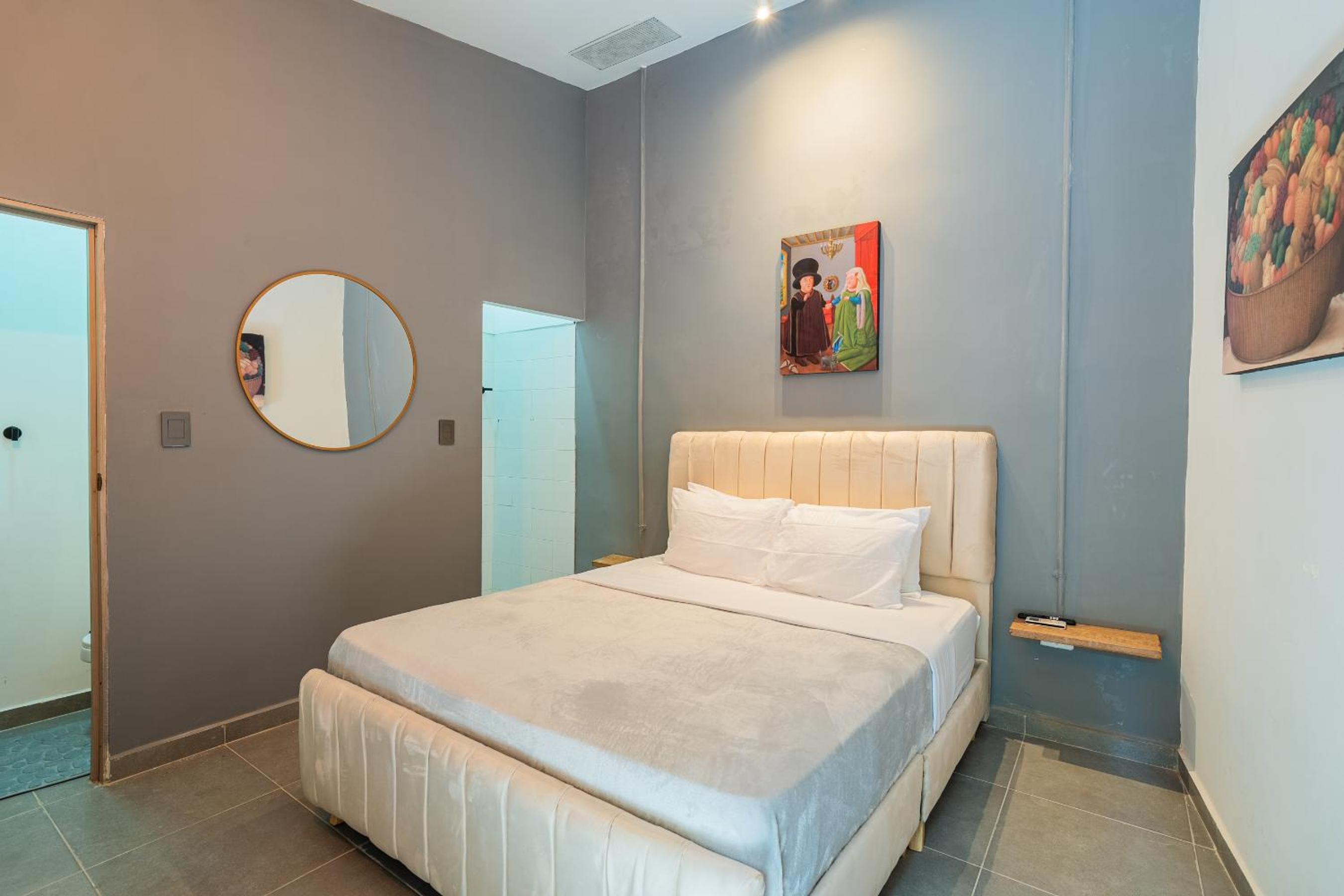 Eight-Bedroom House photo 1