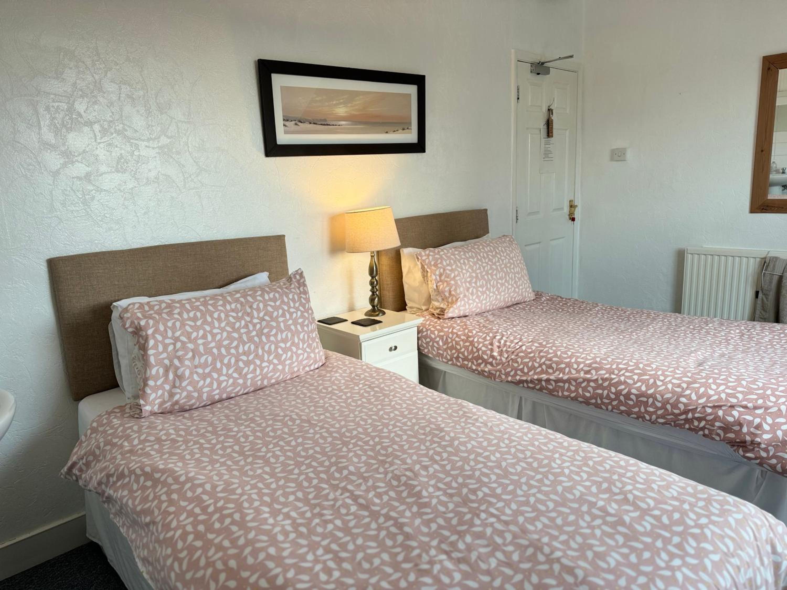 Standard Twin Room With Shared Bathroom photo 3