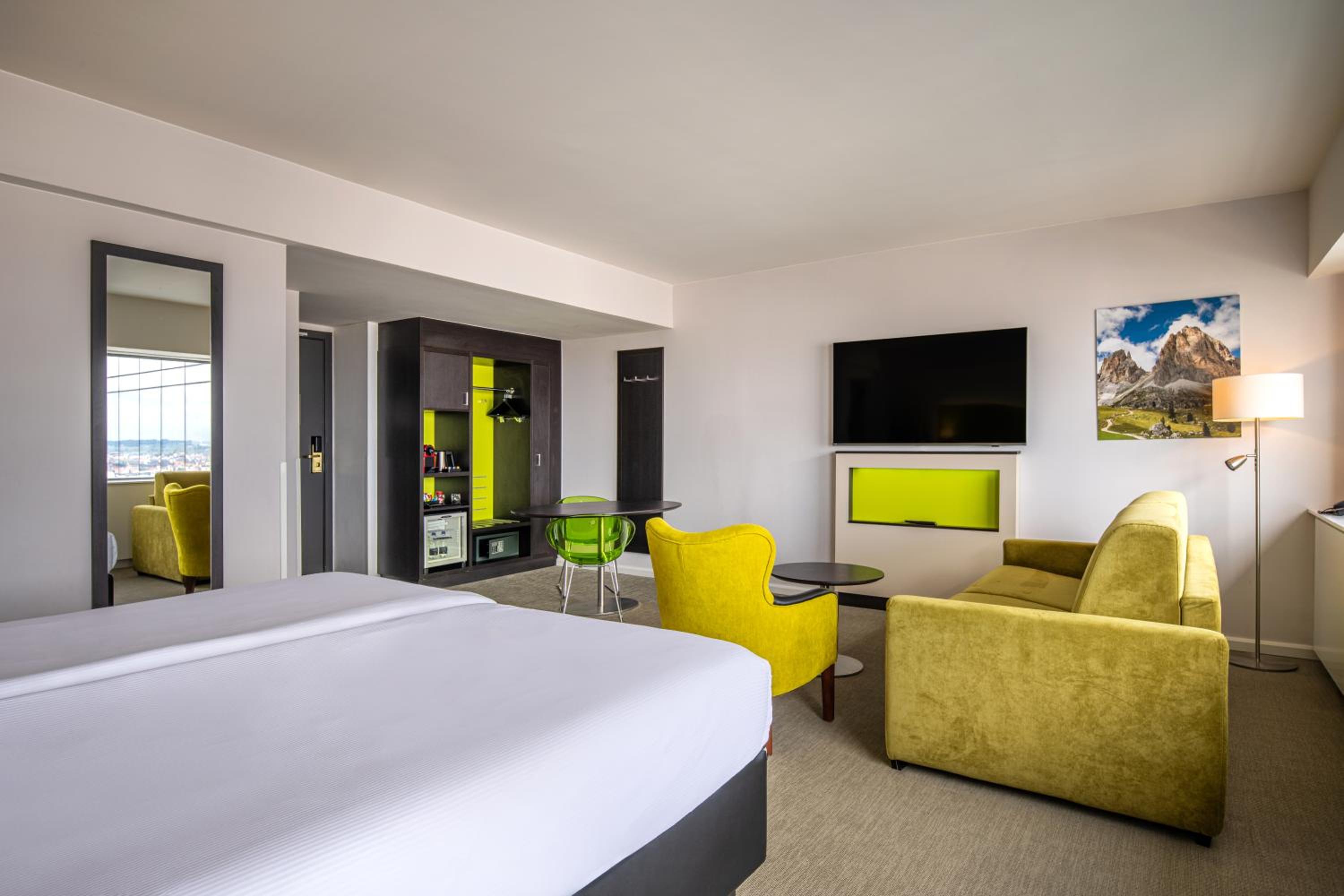 Superior Double Room thumbnail 6