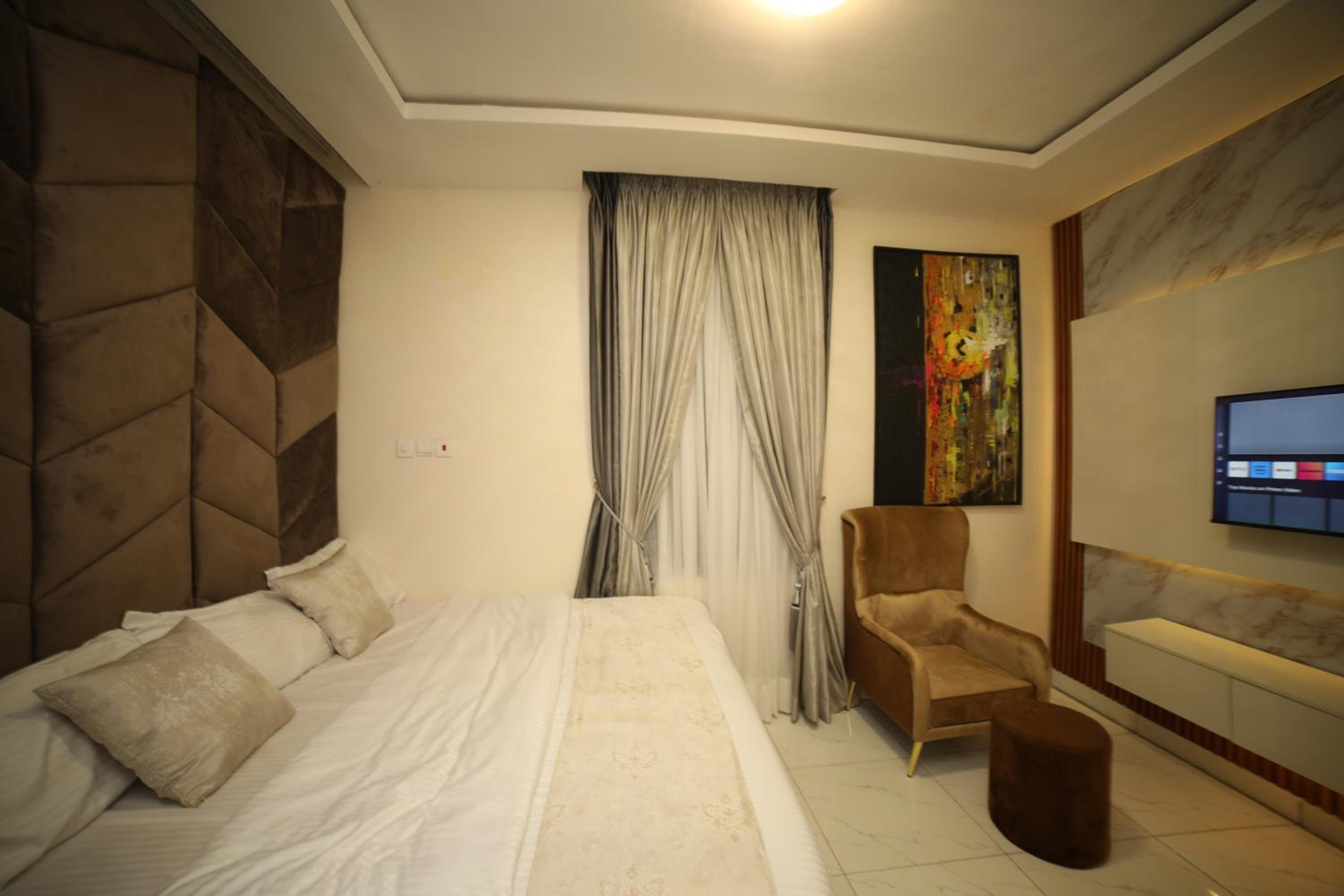 Three-Bedroom House photo 3