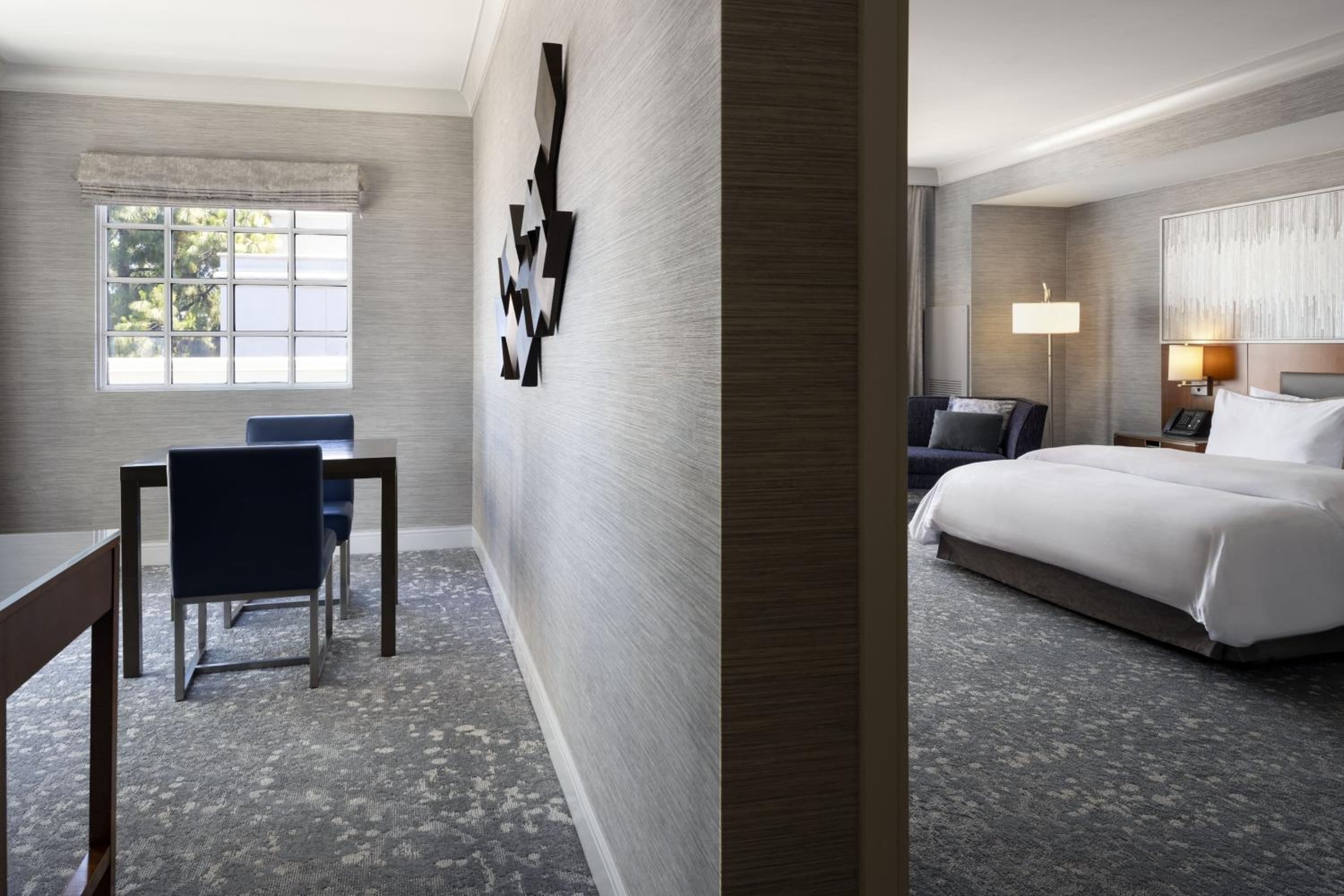 Suite, 1 King, Courtyard view, Top floor, Balcony (Mobility Accessible w/ Tub) - Photo 1