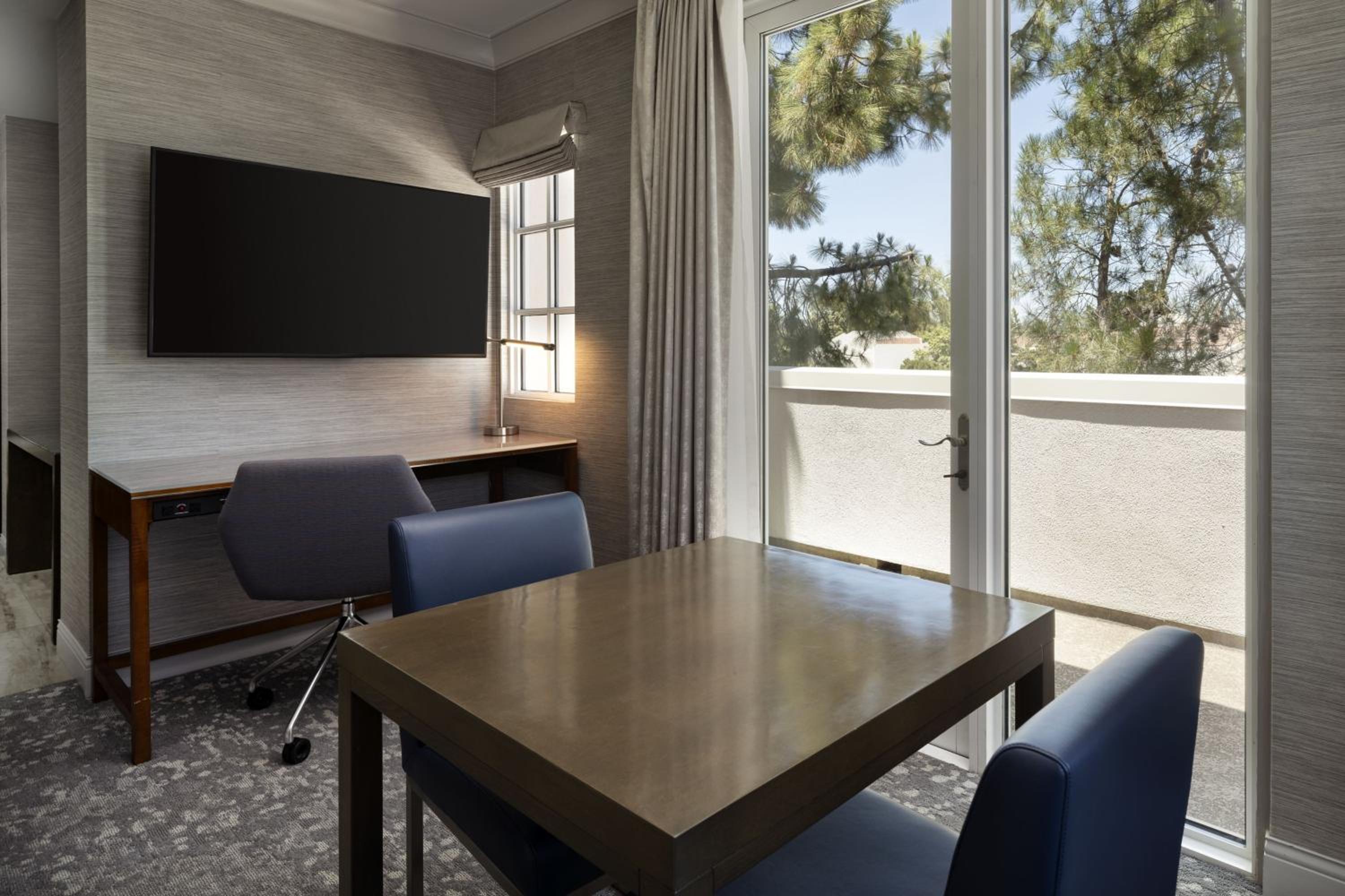 Suite, 1 King, Courtyard view, Top floor, Balcony (Mobility Accessible w/ Tub) - Photo 2