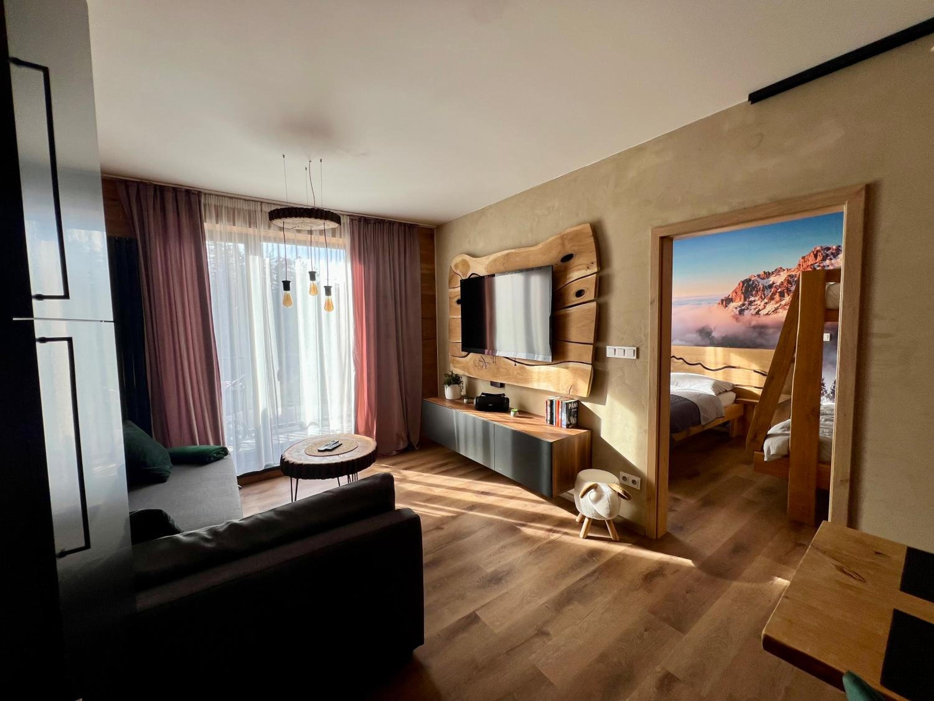 One-Bedroom Apartment with Balcony and Mountain View   photo 1