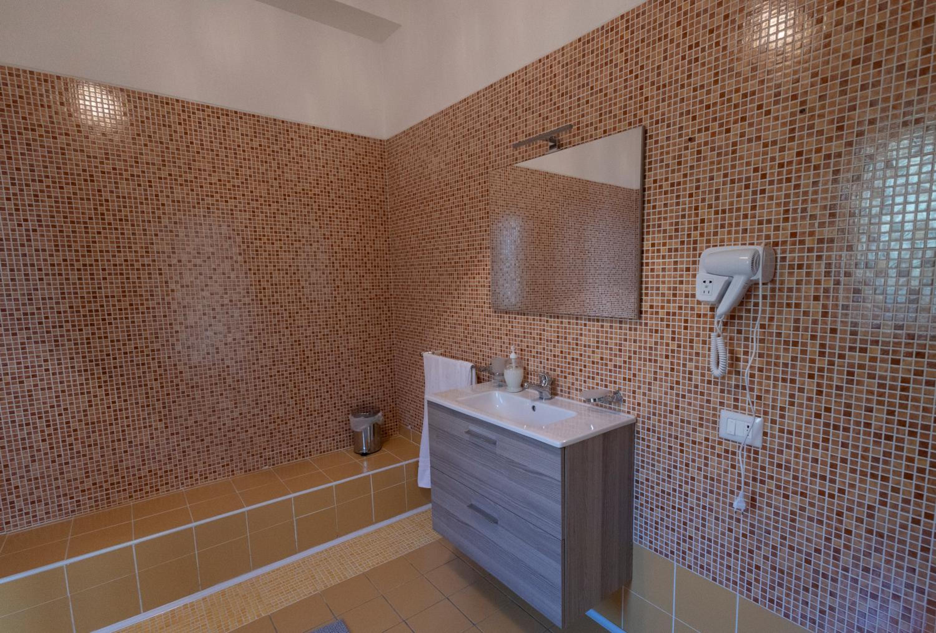 Large Double or Twin Room photo 3