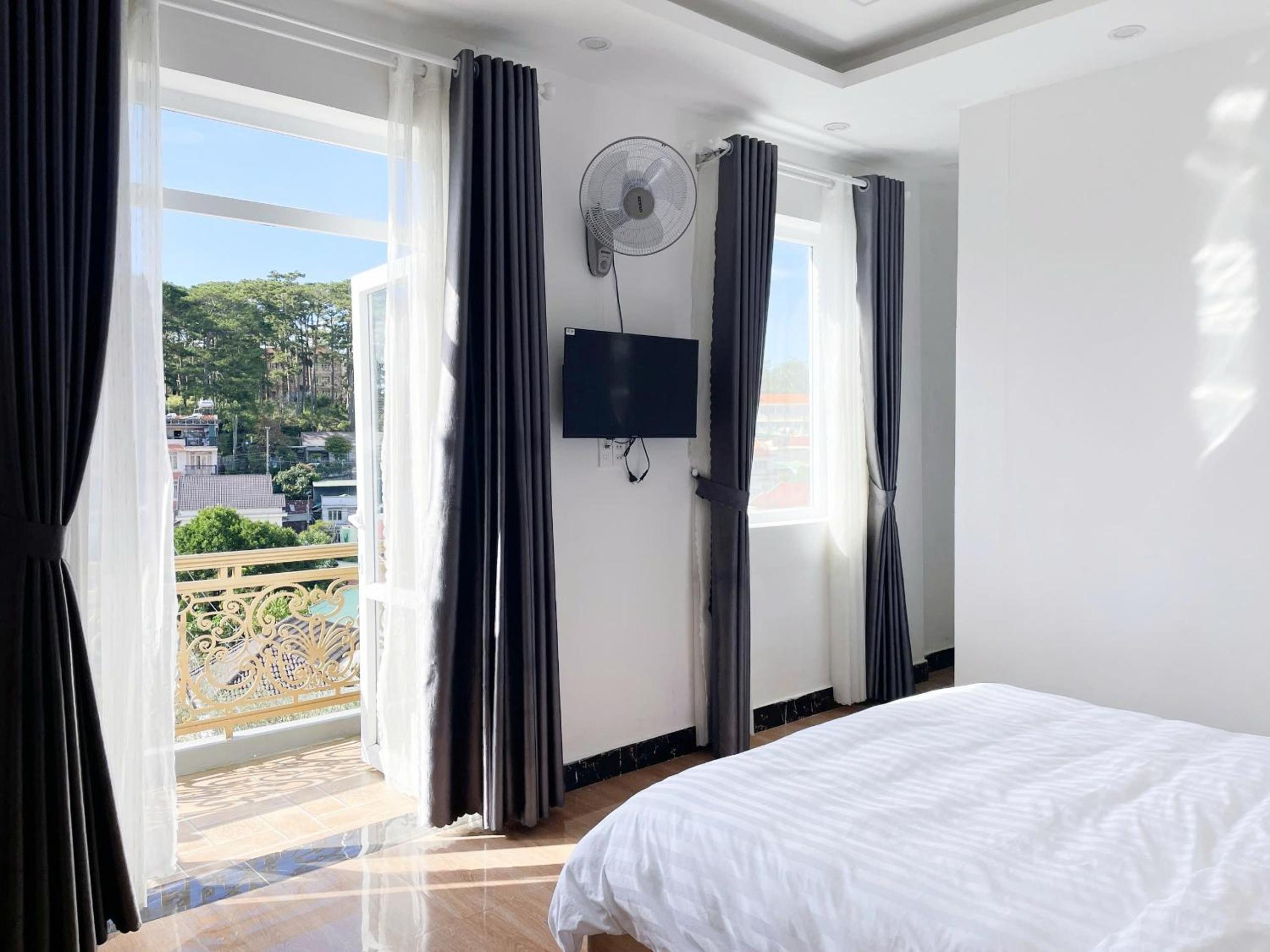 Deluxe Double Room with Balcony photo 2