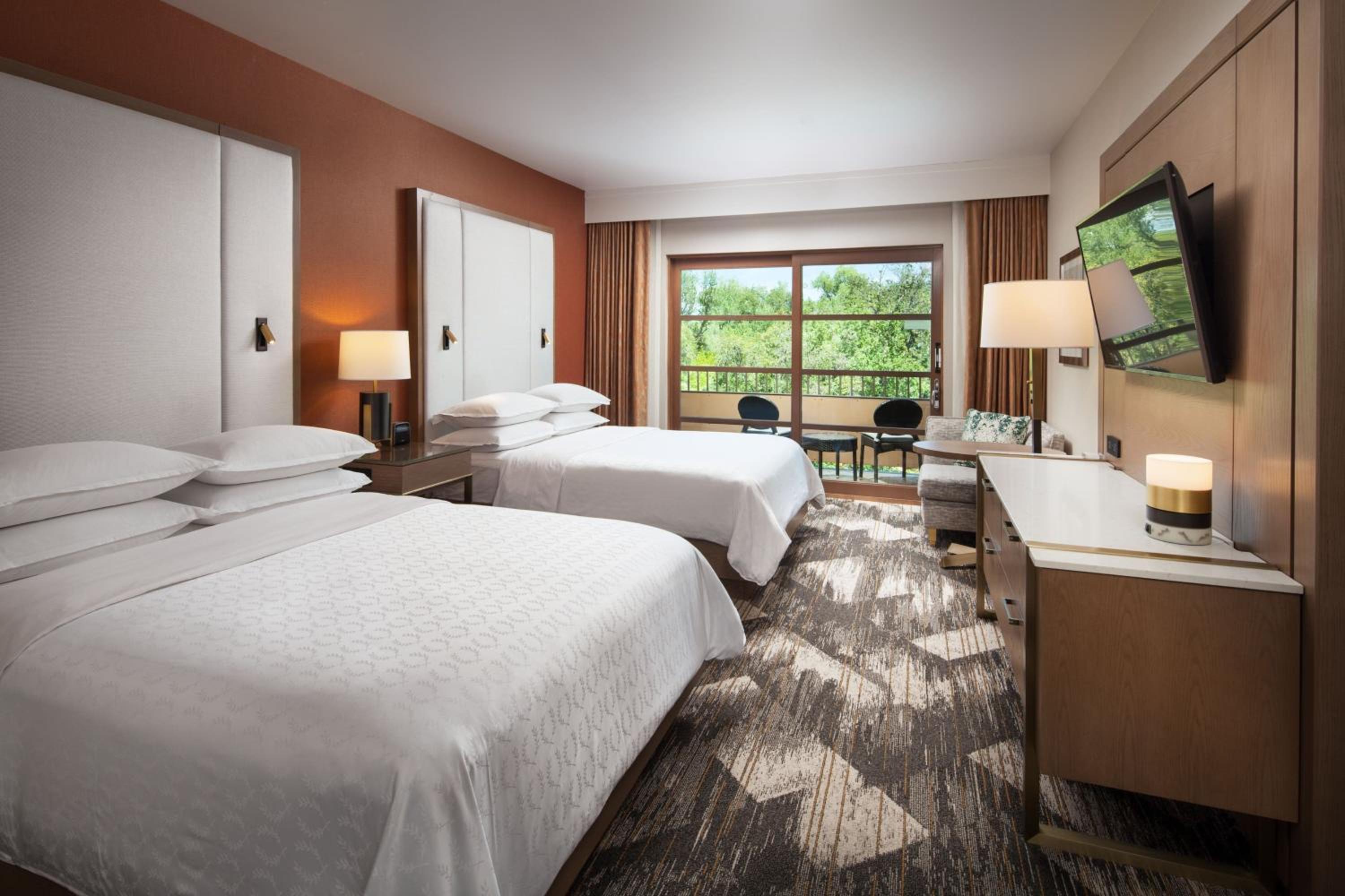 Club Room, 2 Queen Beds, Balcony