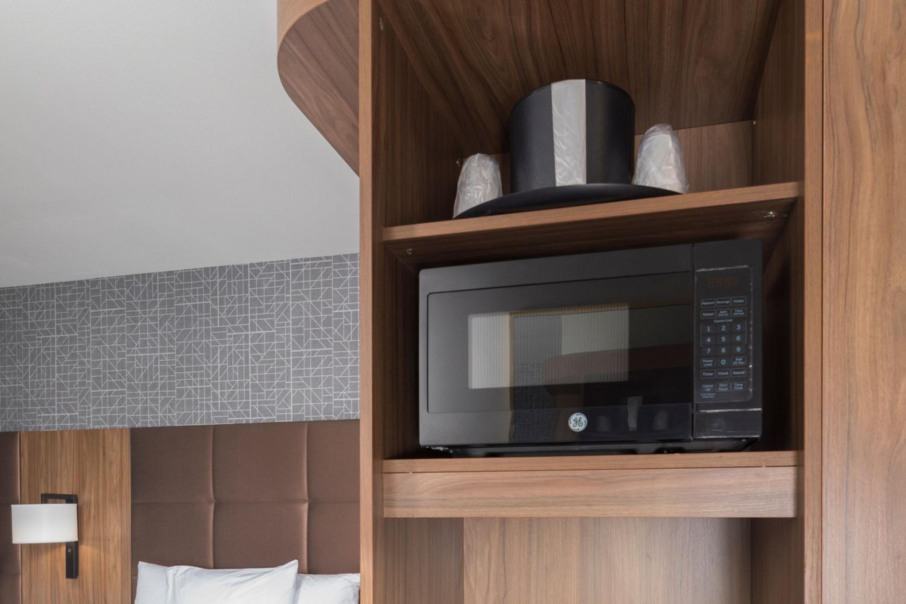 Queen Room with Two Queen Beds - Hearing Accessible - Photo 3