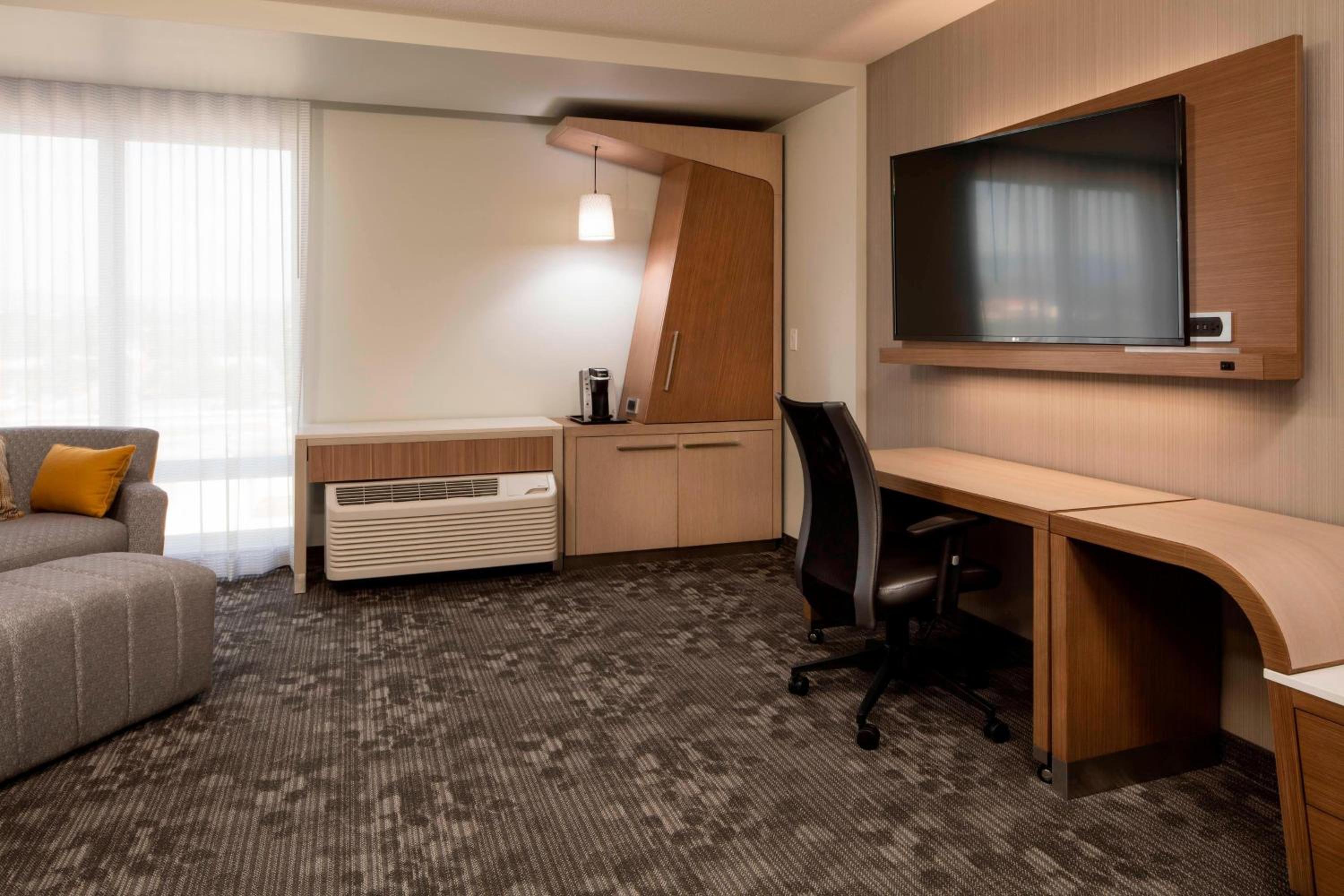 Queen Room with Two Queen Beds and High Floor photo 3