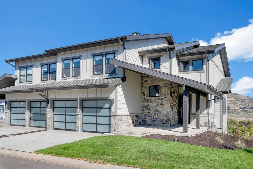 Five-Bedroom House photo 3