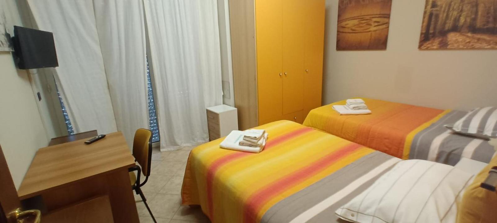 Twin Room with Balcony - Photo 4