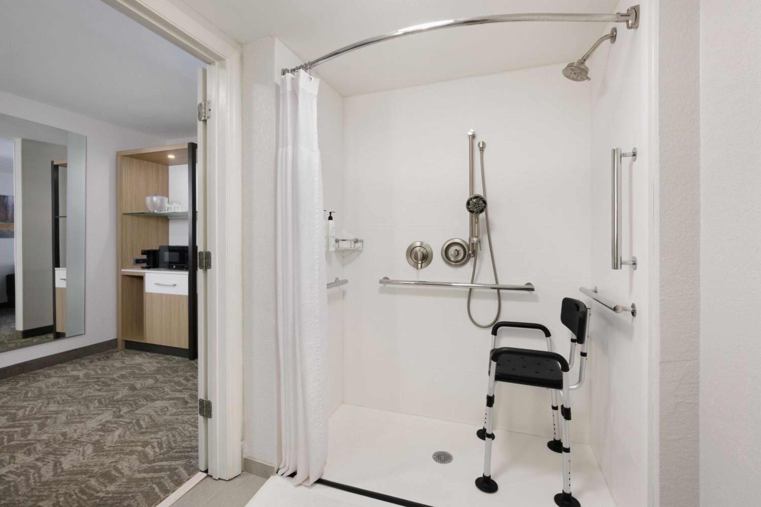 Queen Suite with Two Queen Beds and Trundle Sofa - Hearing Accessible - Photo 4