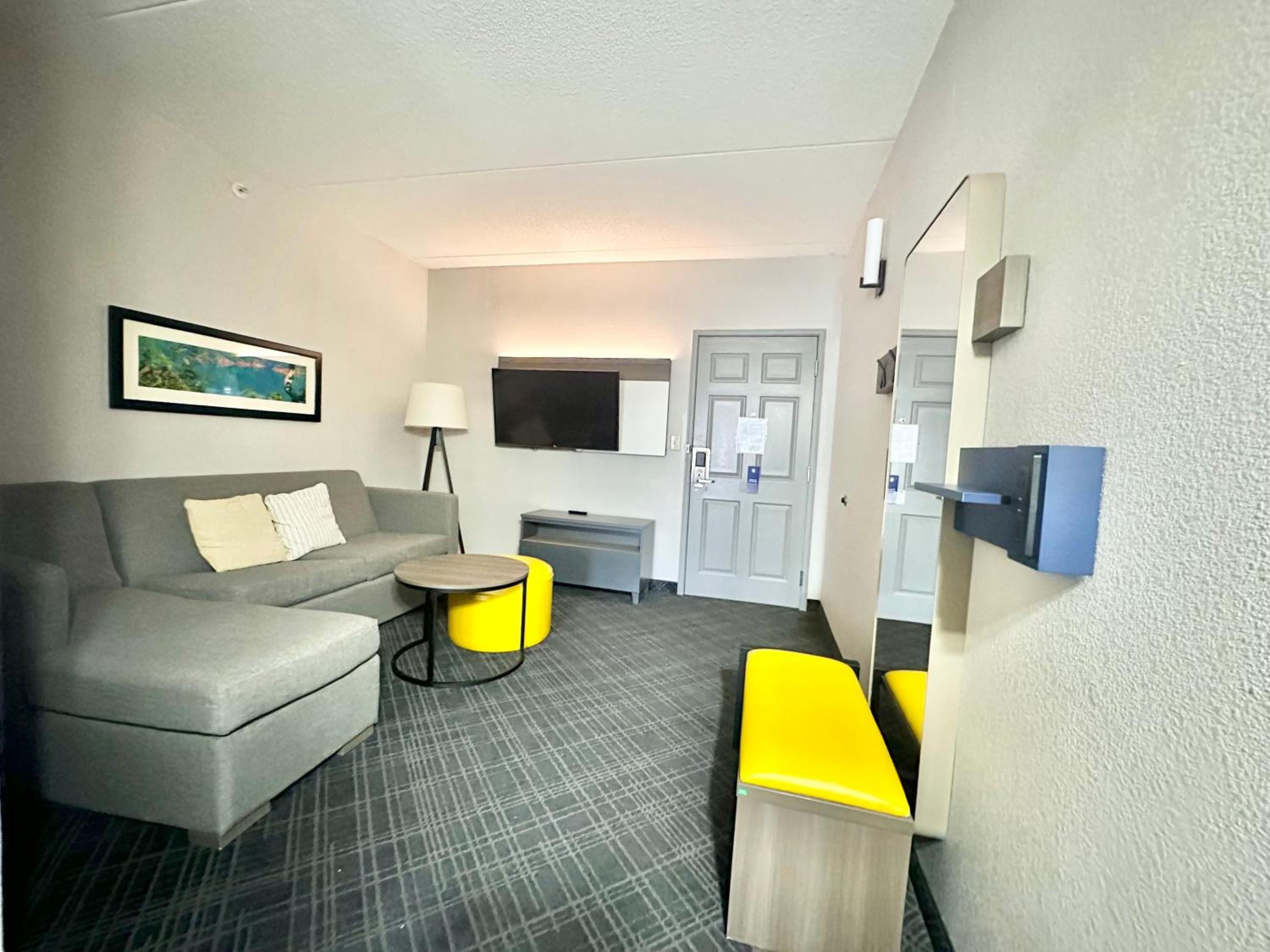 Queen Suite with Two Queen Beds - Non-Smoking - Photo 1