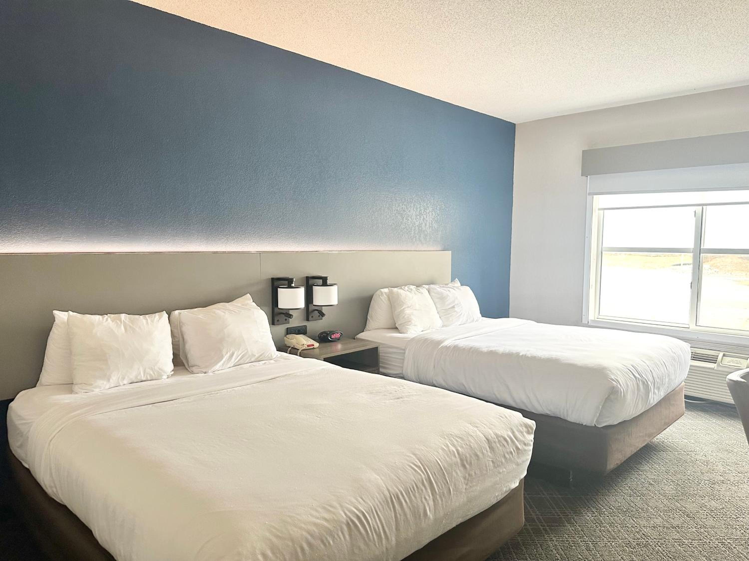 Queen Room with Two Queen Beds - Non-Smoking - Photo 2