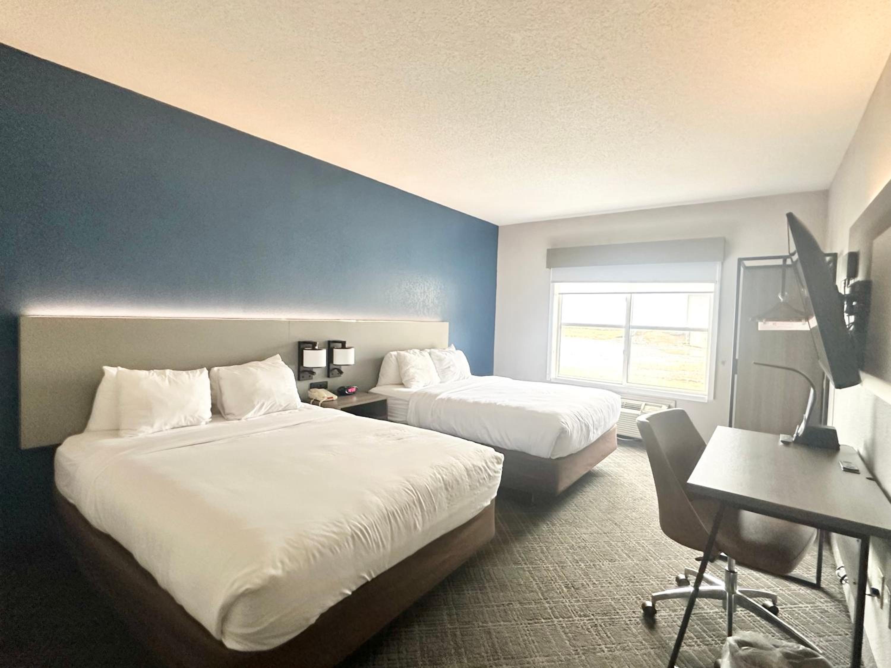 Queen Room with Two Queen Beds - Non-Smoking - Photo 3